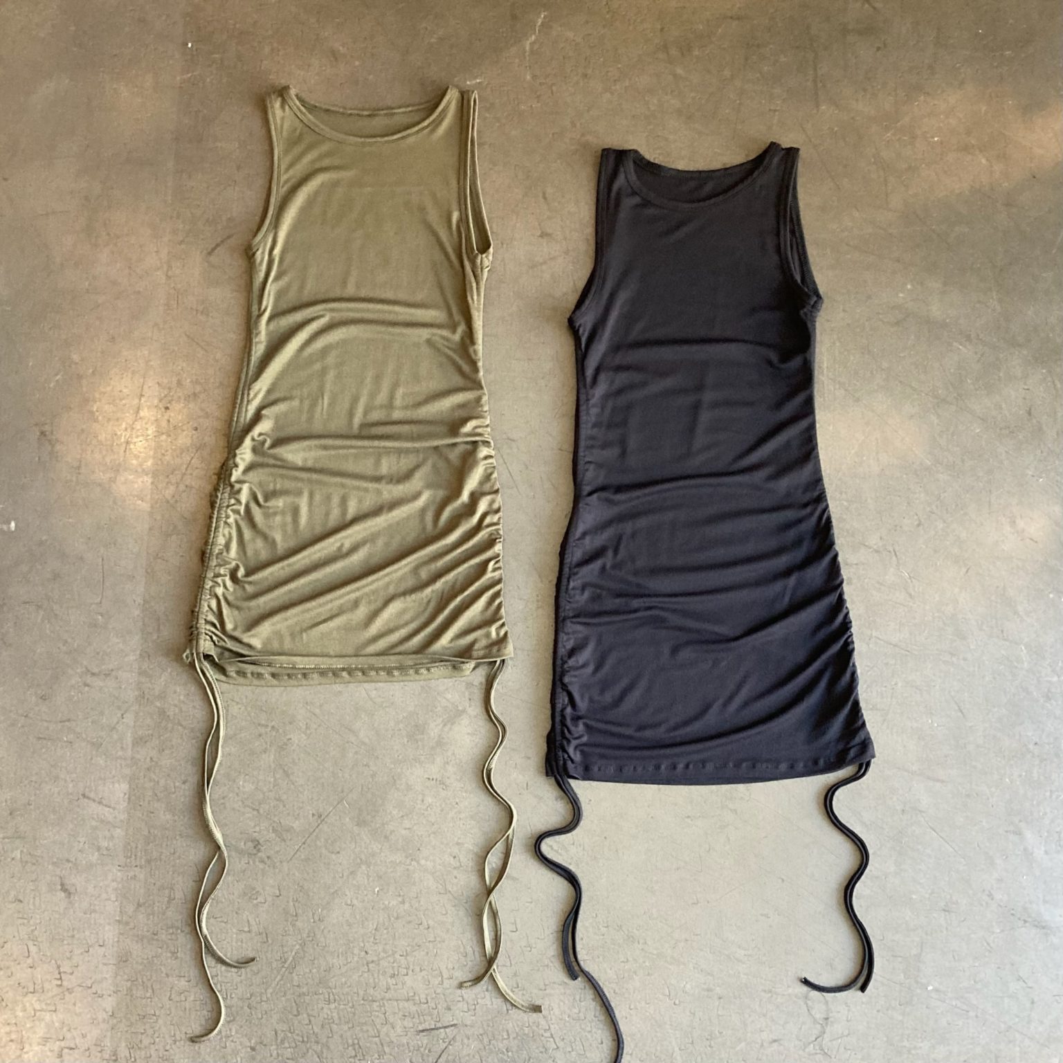 V085A - VESTIDO SKIN CON FRUNCE LATERALES CREPE VISCOSA