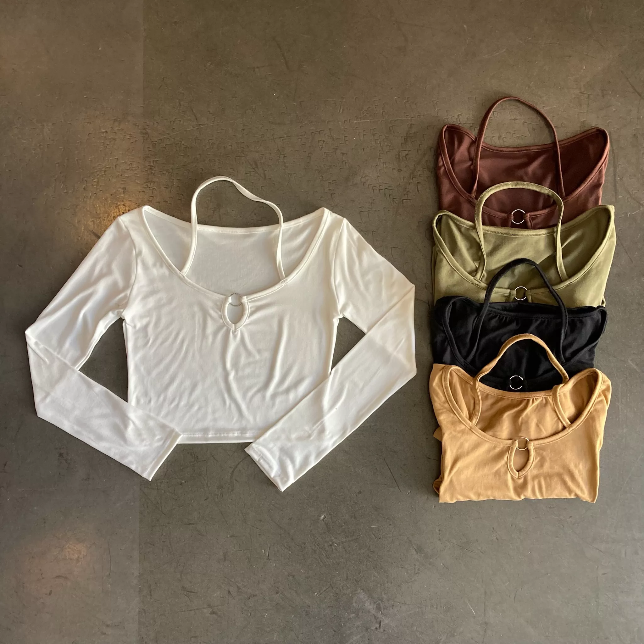 T451 - TOP BEVERLY CON ARGOLLA EN EL CUELLO Y TIRAS MODAL GAMUZADO - Imagen 2