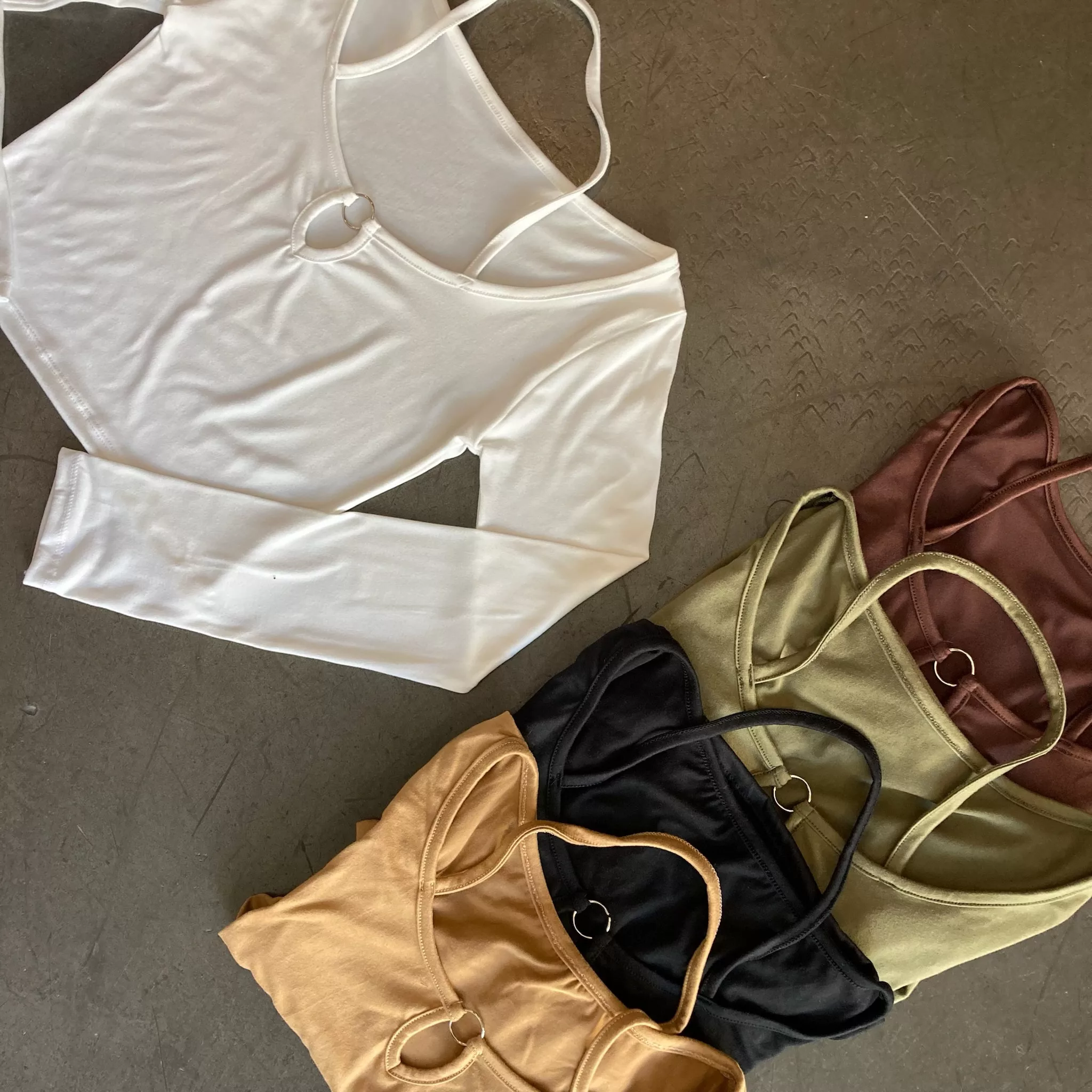 T451 - TOP BEVERLY CON ARGOLLA EN EL CUELLO Y TIRAS MODAL GAMUZADO