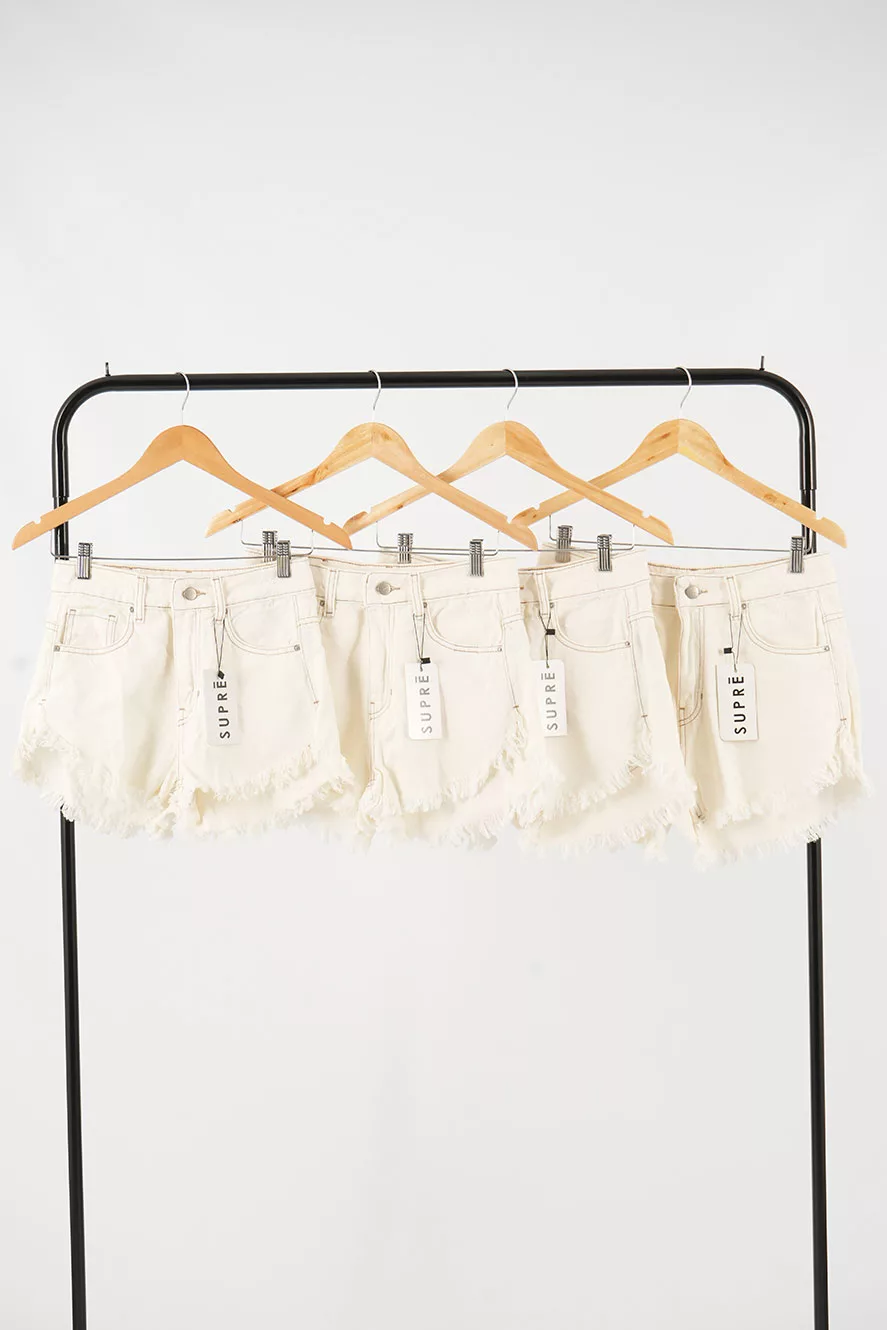 SD012 - Short Denim Off White Roturas Y Desflecado - Imagen 4