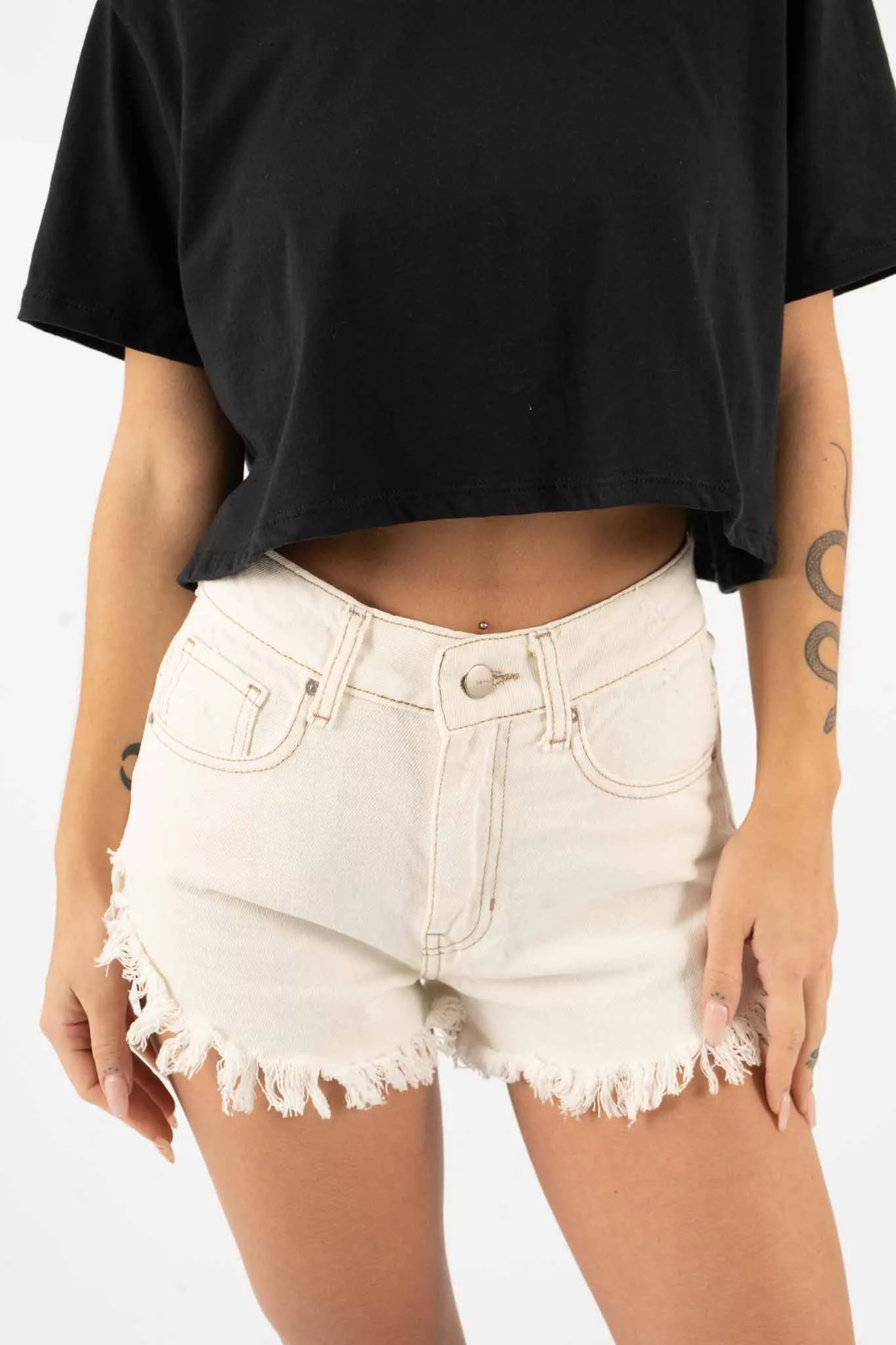 SD012 - Short Denim Off White Roturas Y Desflecado