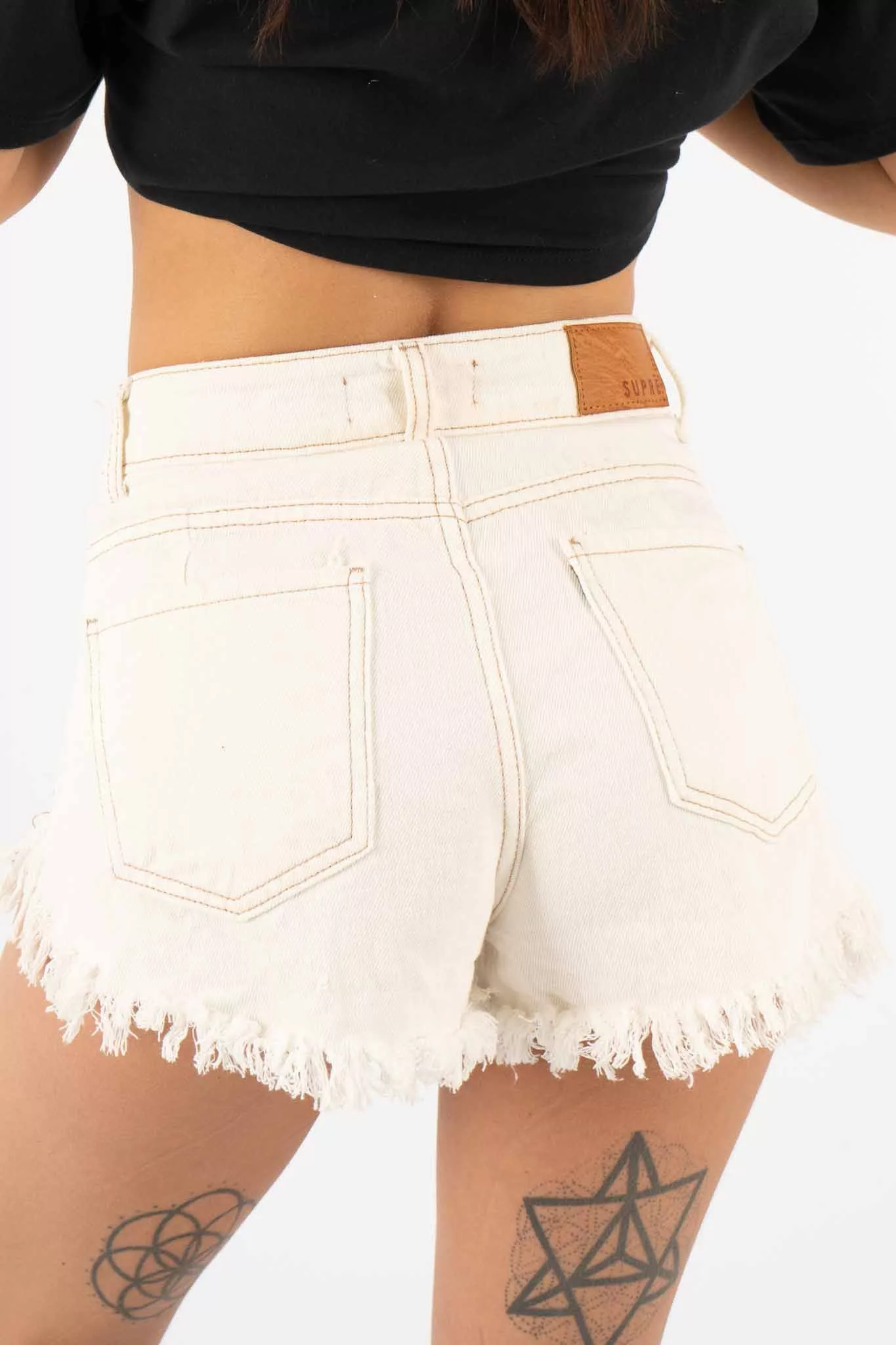 SD012 - Short Denim Off White Roturas Y Desflecado - Imagen 2