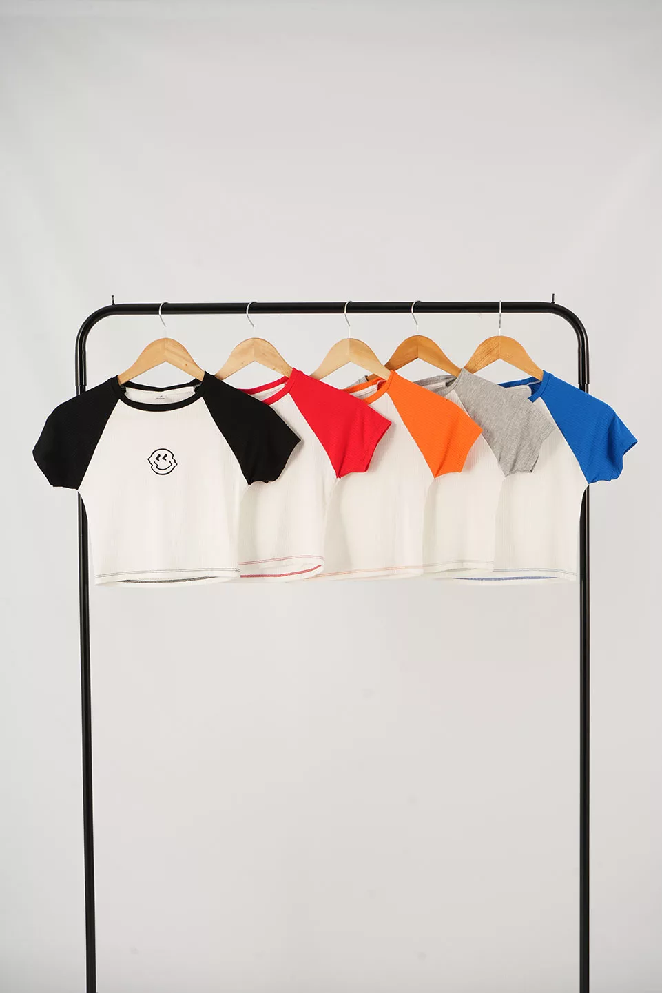 T320G - REMERA MANGA RANGLAN CARITA BORDADO MORLEY VISCOSA - Imagen 3