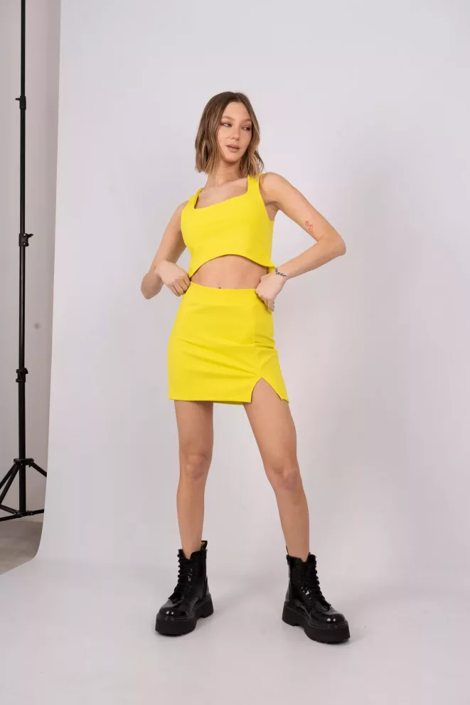 T607 - Top Alison Escote Cuadrado Ruedo Curva Scuba Crepe