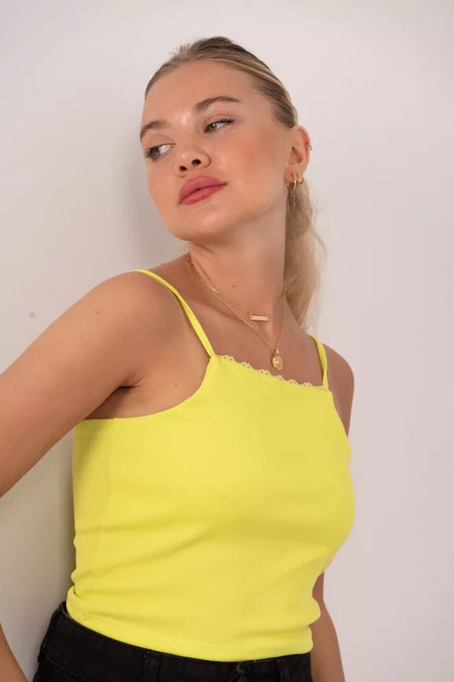 T651 - Top Lovisa Con Puntilla Escote Recto Morley Lycra