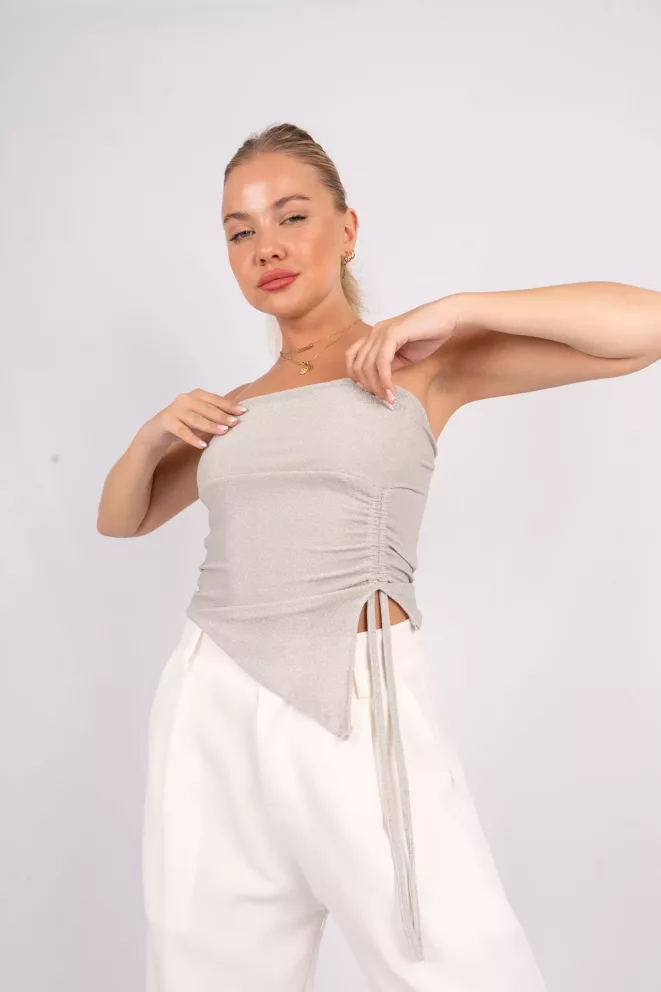 T602 - Top Silver Strapless Con Frunce Asimetrico Lurex