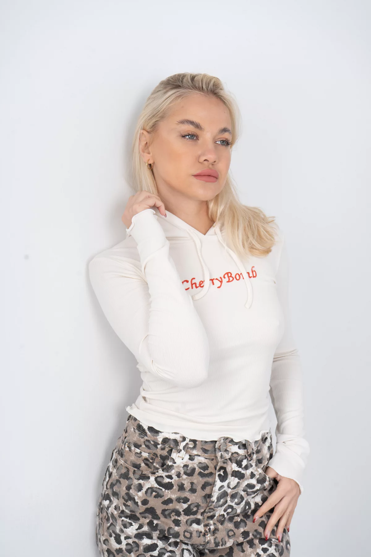 B099 - Camiseta Cherrybomb Bordado Con Capucha Brush Morley