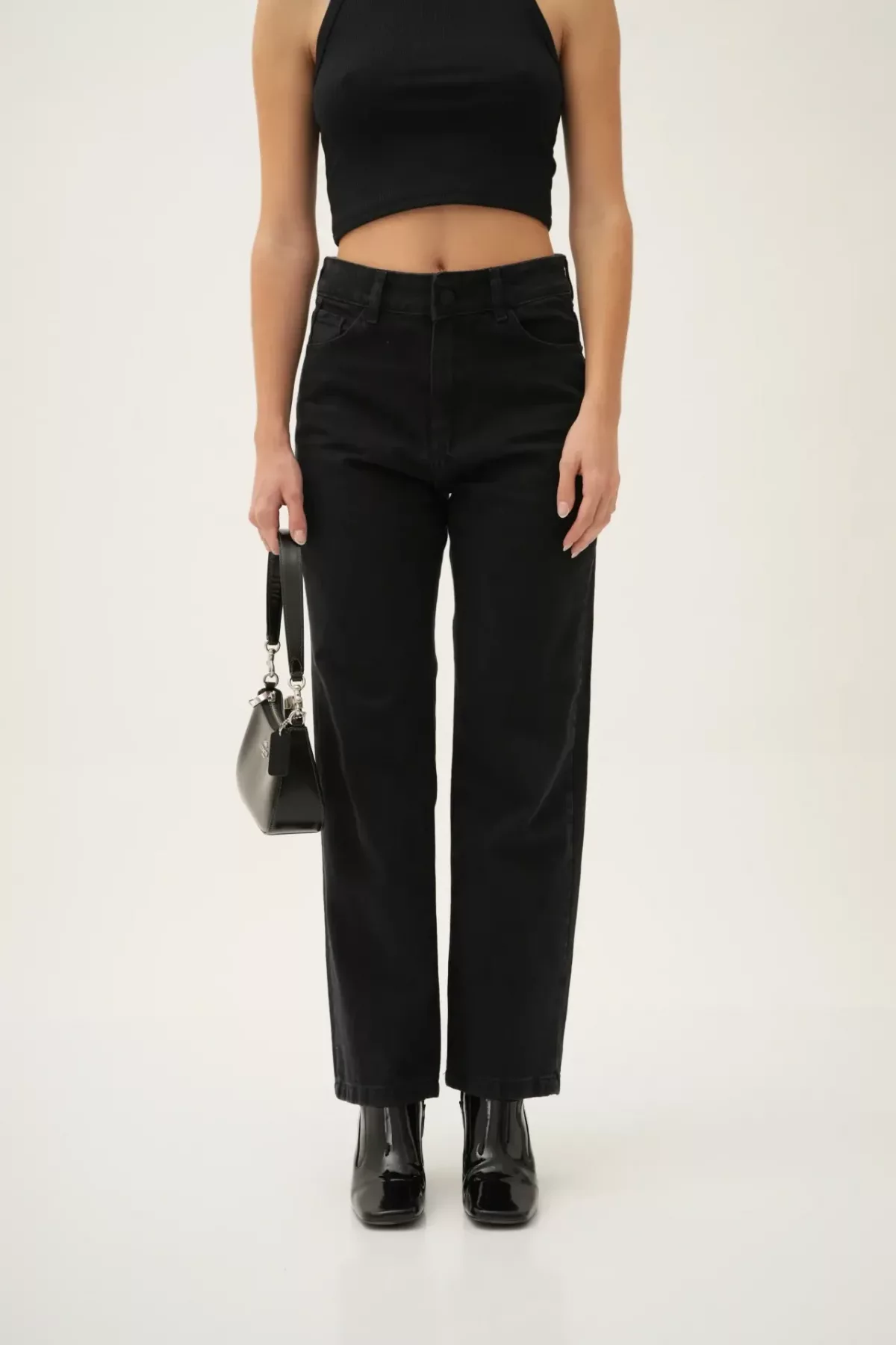 SD413 - Straight Cropped Denim Negro Rígido (Michael)