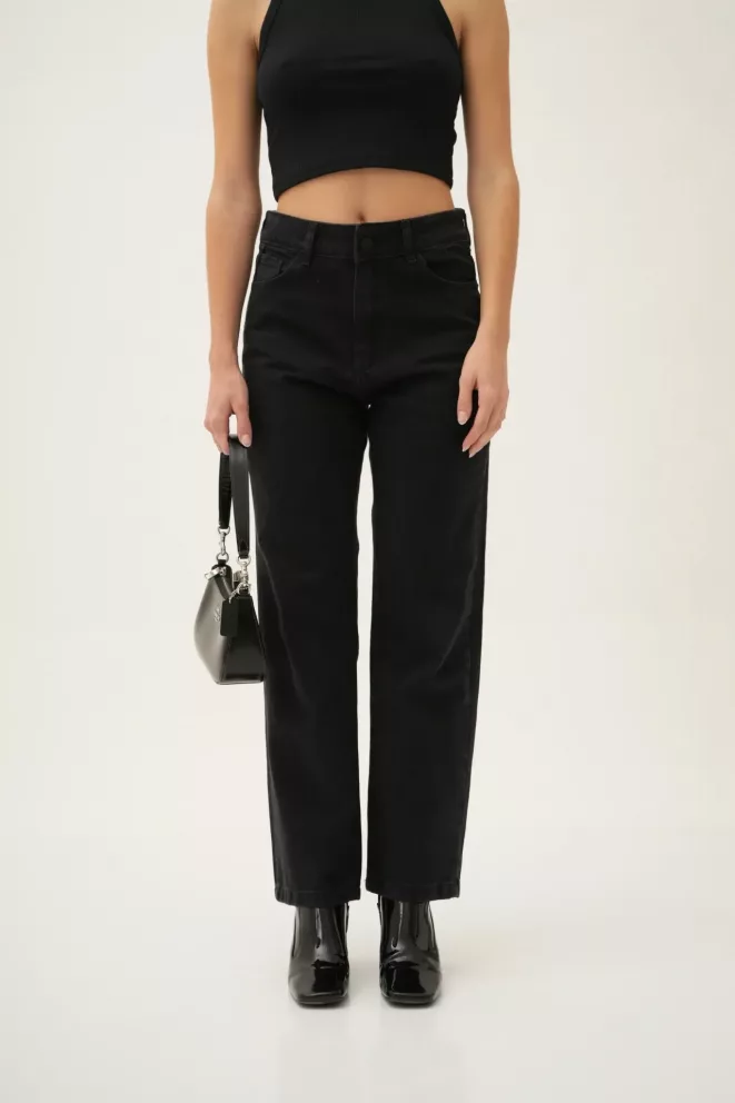 SD413 - Straight Cropped Denim Negro Rígido (Michael)