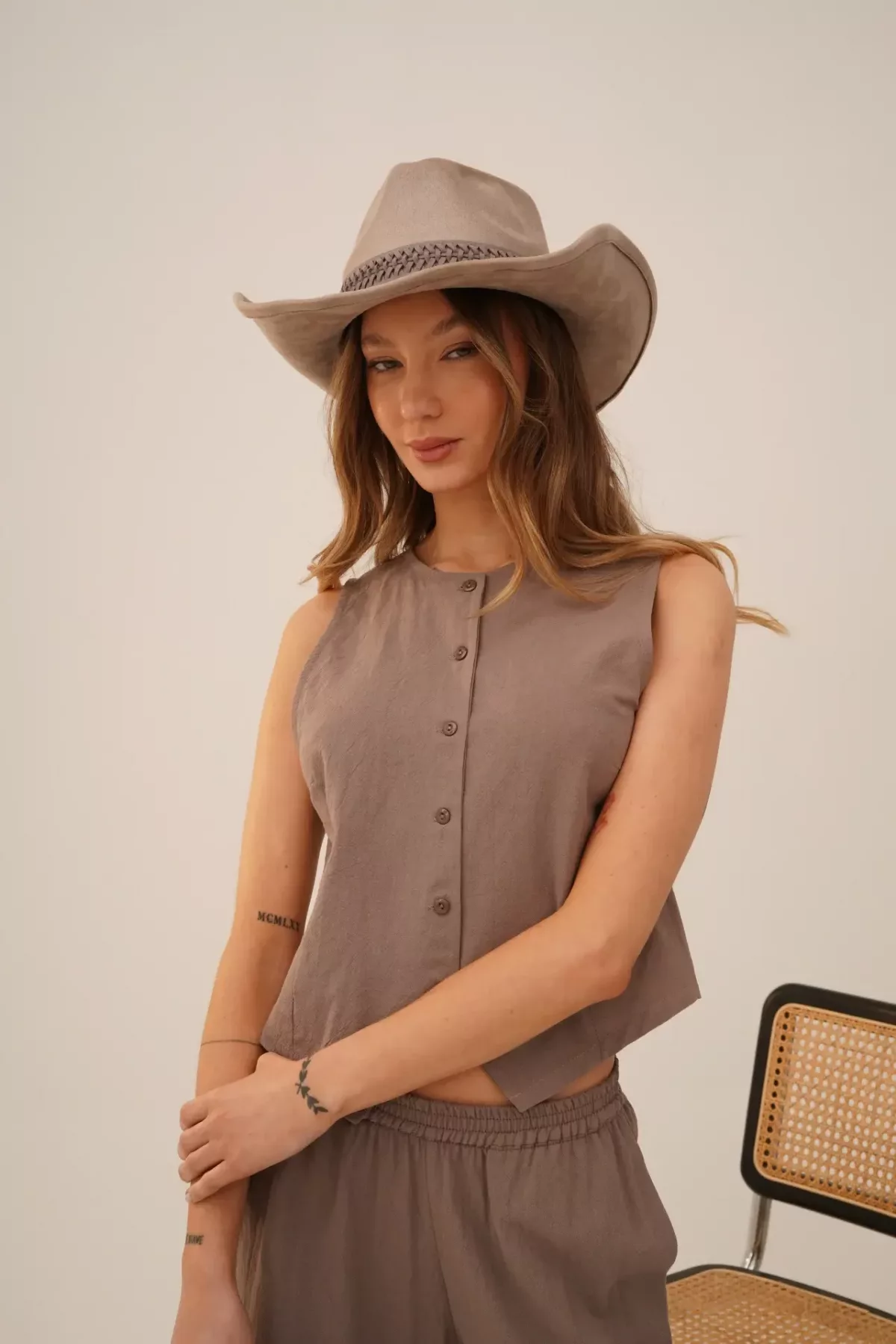 T816 - Chaleco Damasco Con Botones Y Pinza Cotton