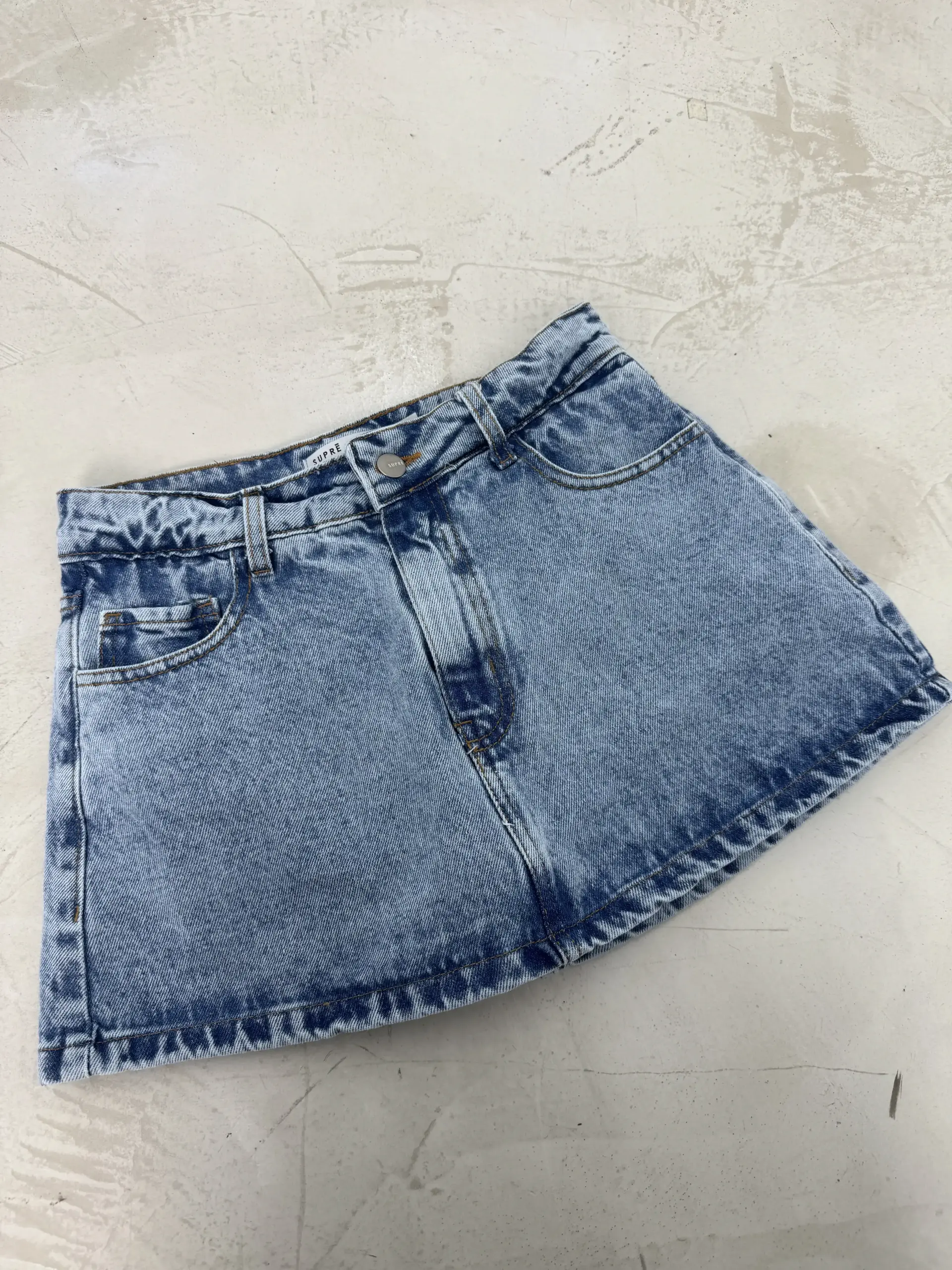 SD424 - Mini Skort Tiro Bajo Denim Celeste Rígido (Jade) - Imagen 4