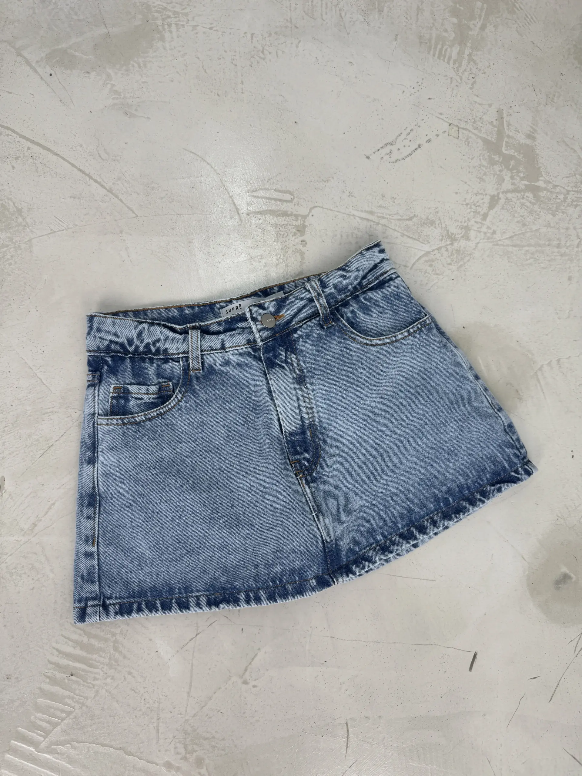 SD424 - Mini Skort Tiro Bajo Denim Celeste Rígido (Jade) - Imagen 2