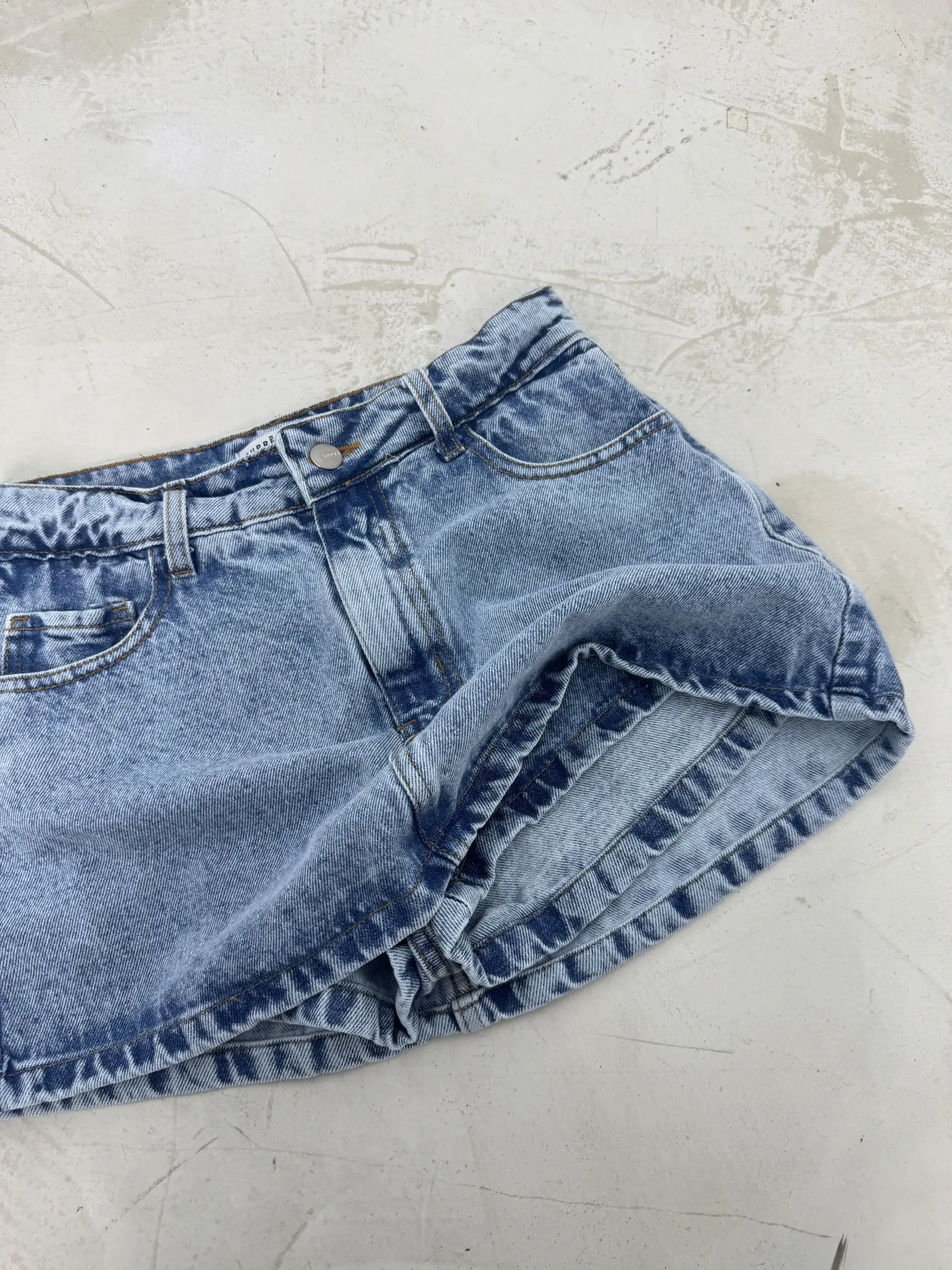 SD424 - Mini Skort Tiro Bajo Denim Celeste Rígido (Jade)