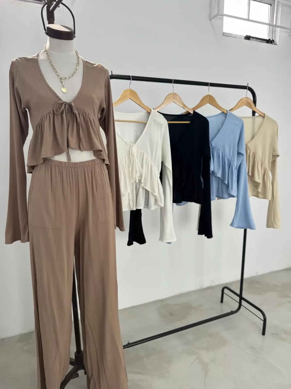 T820 - Blusa Mirabel Con Vuelo Con Tira Manga Ancha Símil Lino