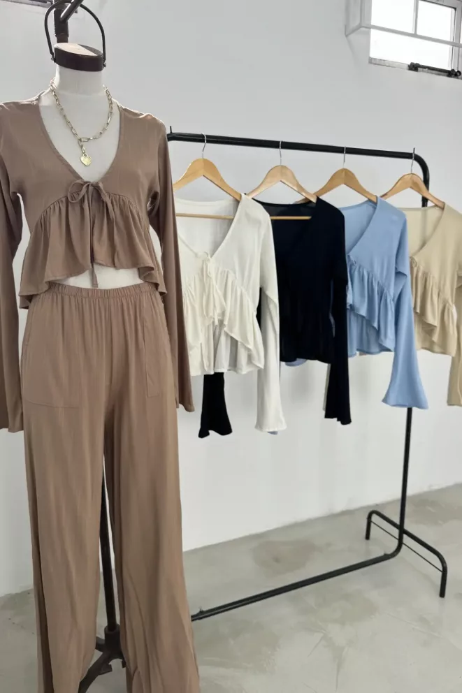 T820 - Blusa Mirabel Con Vuelo Con Tira Manga Ancha Símil Lino