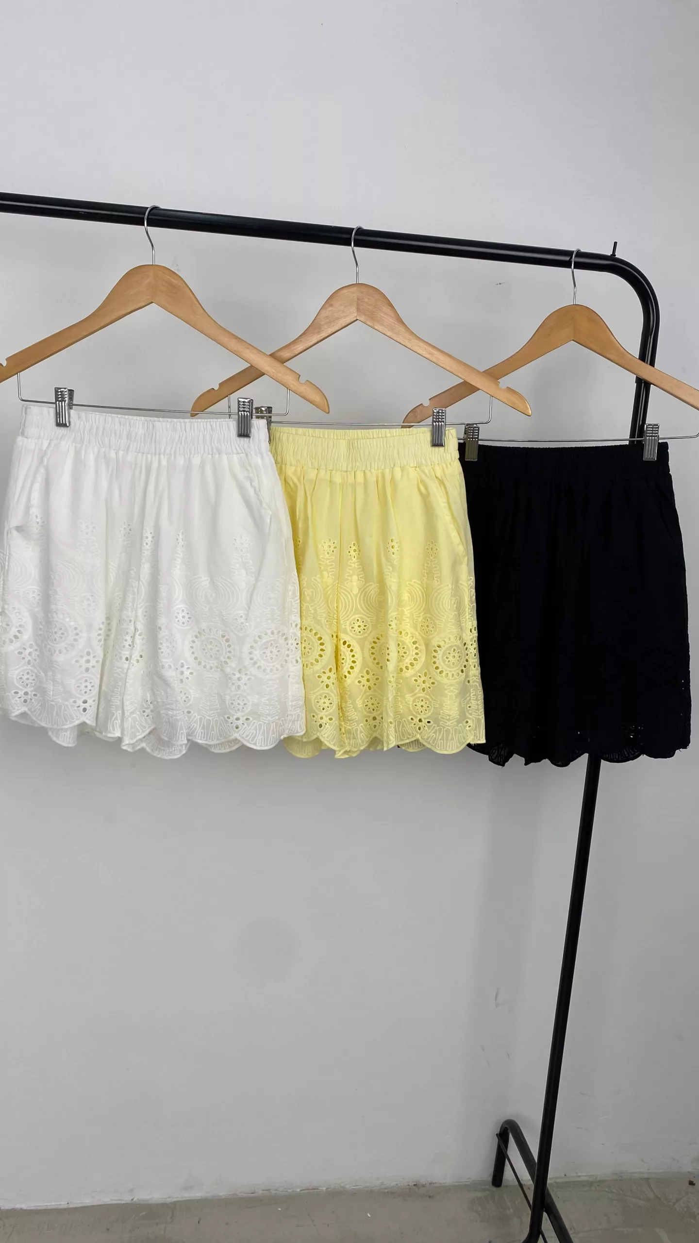 IMPS307 - Short Elowyn Terminacion Bordado