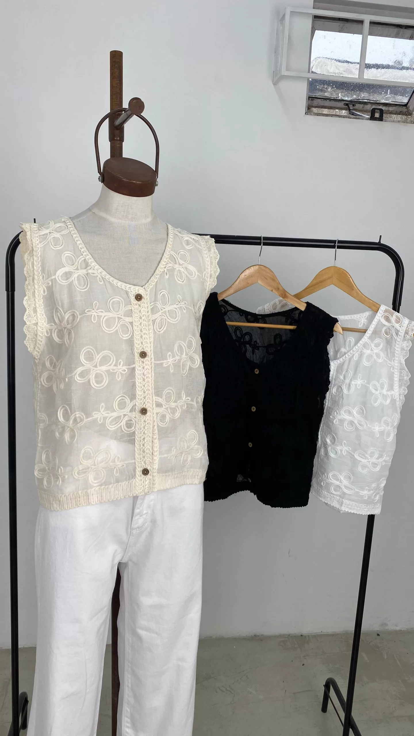 IMPS316 - Blusa Capri Cuello Redondo Bordado - Imagen 2