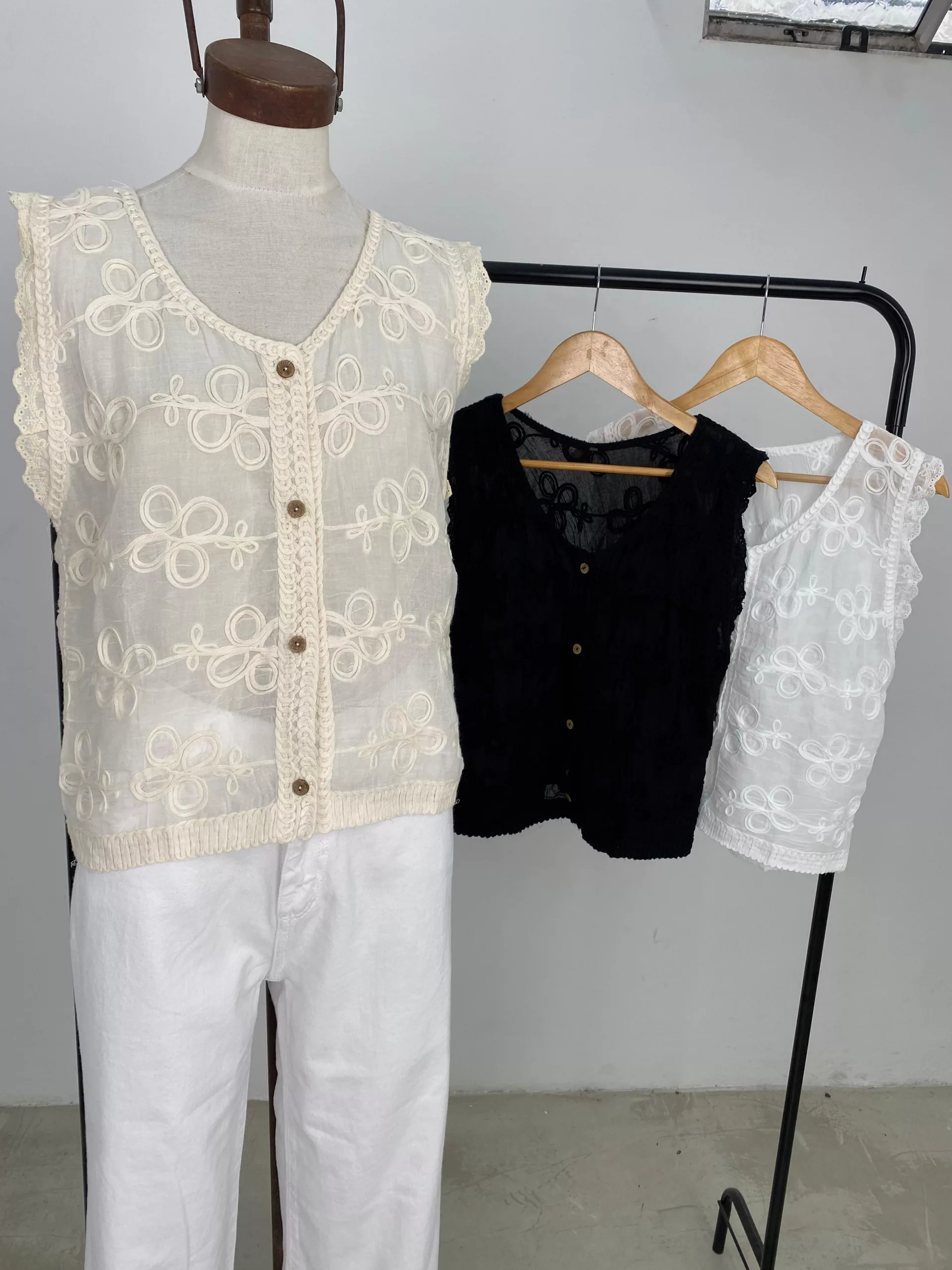 IMPS316 - Blusa Capri Cuello Redondo Bordado