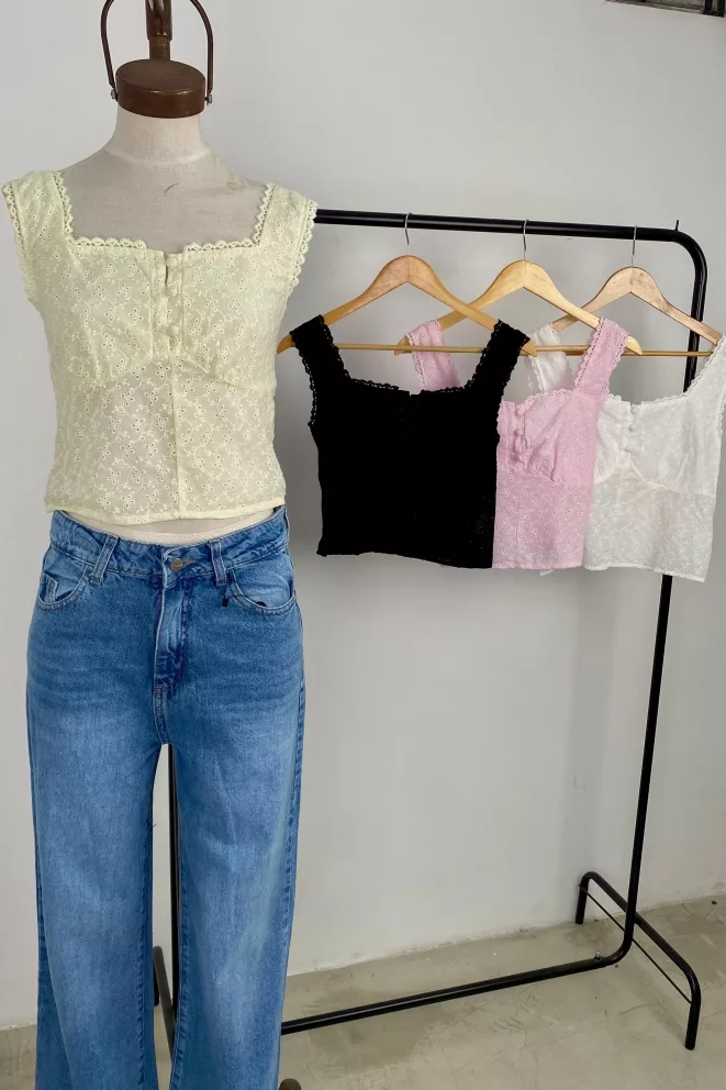 IMPS305 - Blusa Maeve Florcitas Bordadas y Puntilla