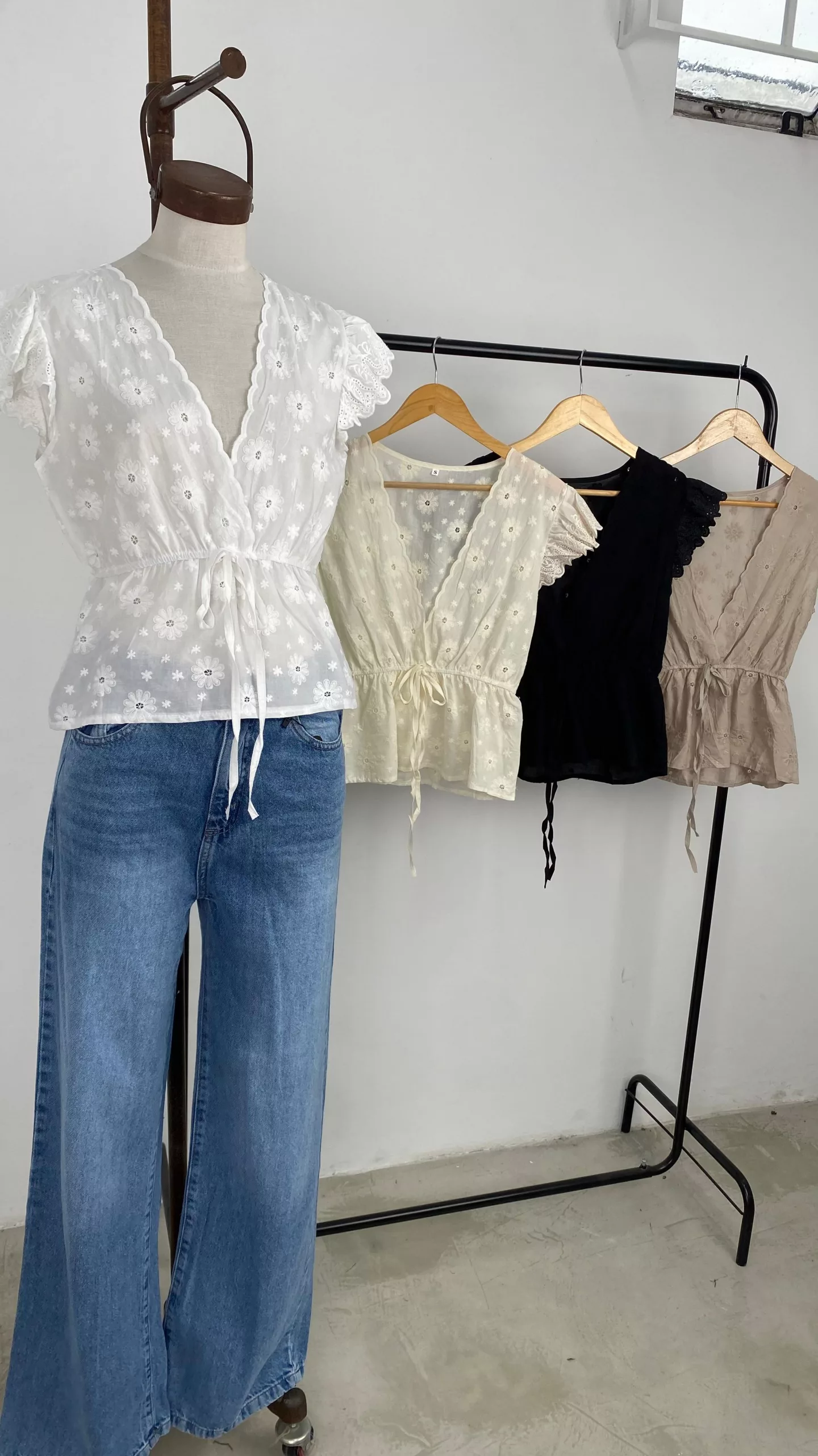 IMPS300 - Blusa Eloise en V con tirita mangas volados