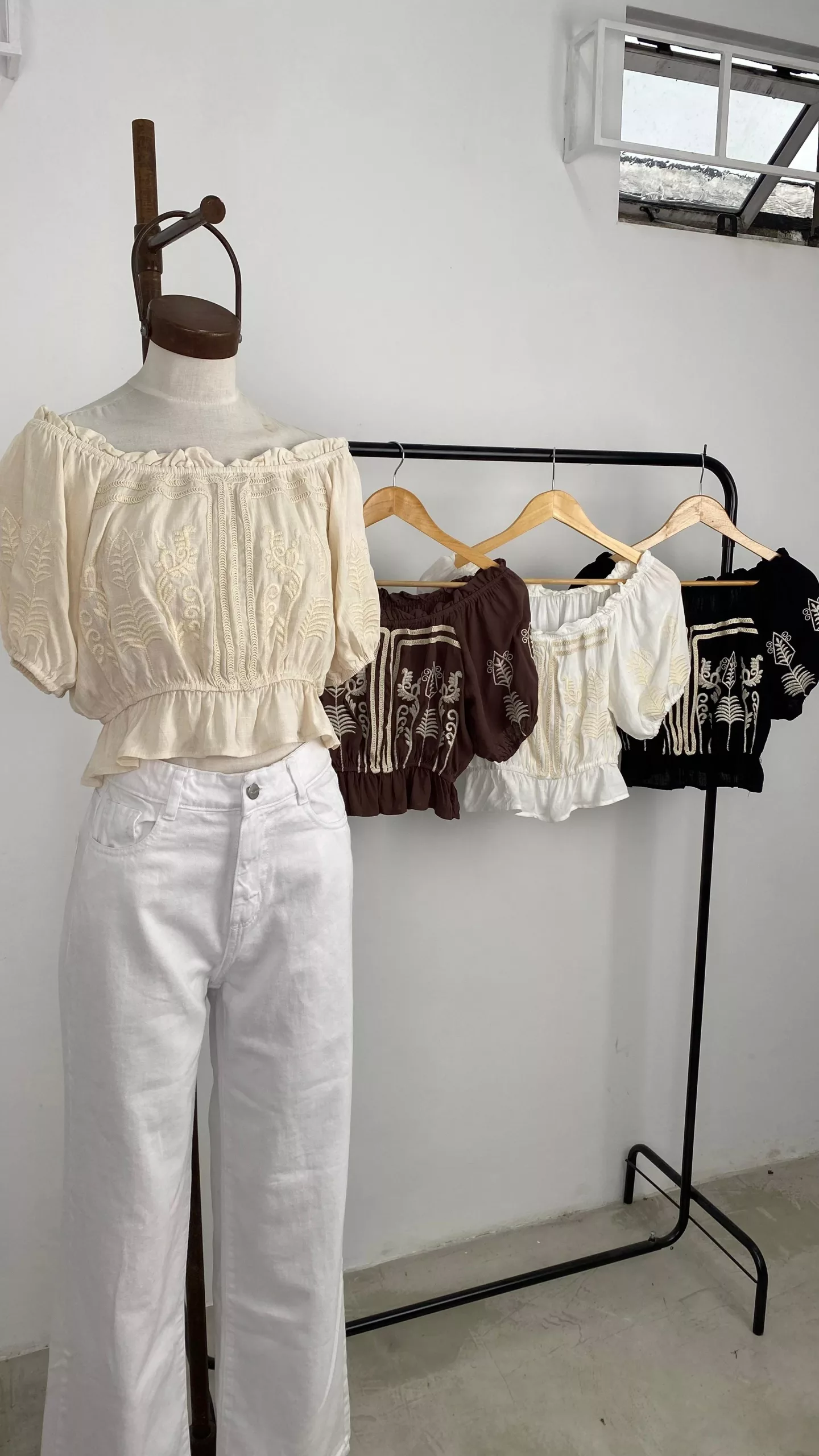 IMPS306 - Blusa Amora Cuello Bote Con Bordado