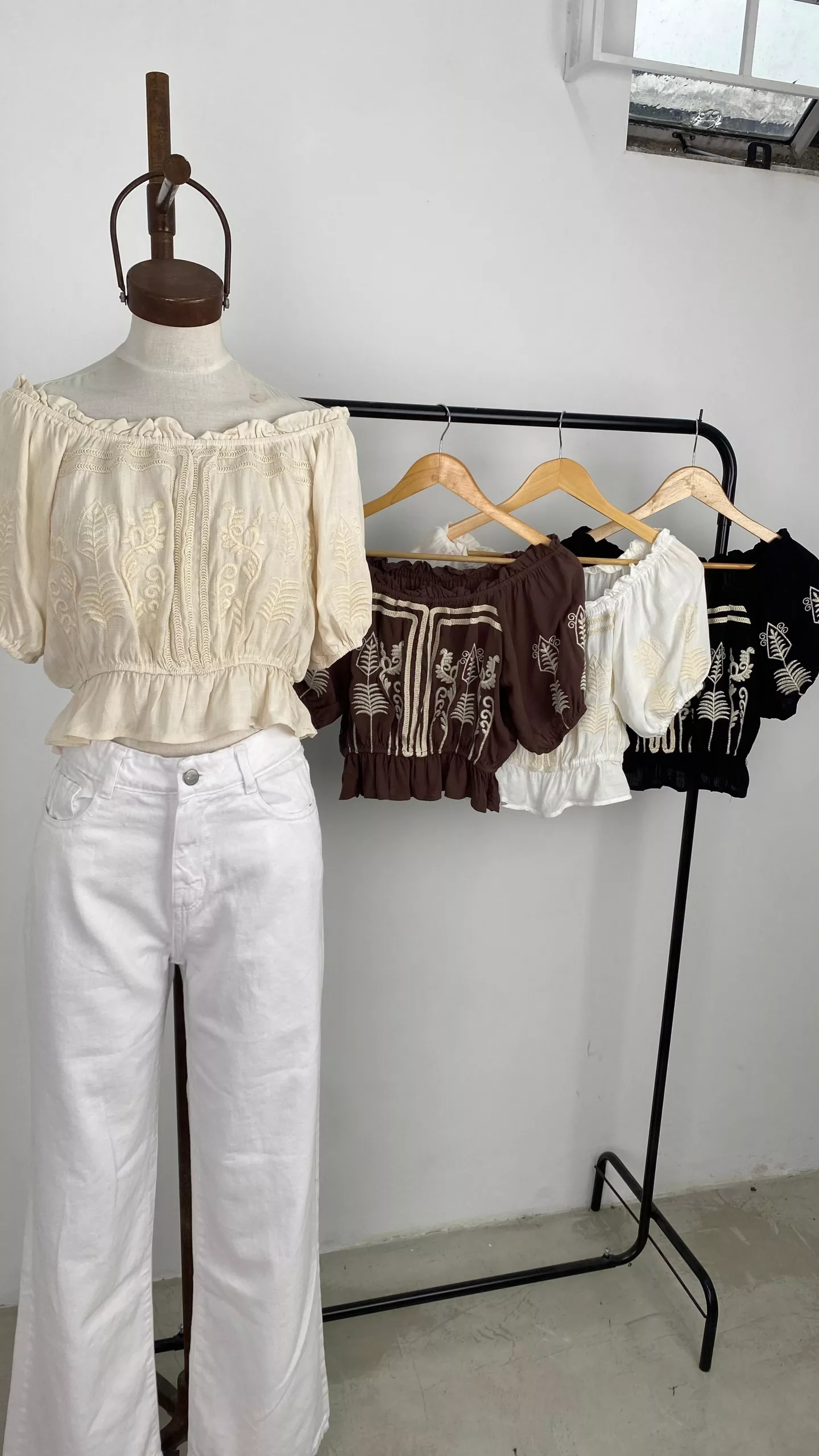 IMPS306 - Blusa Amora Cuello Bote Con Bordado - Imagen 2