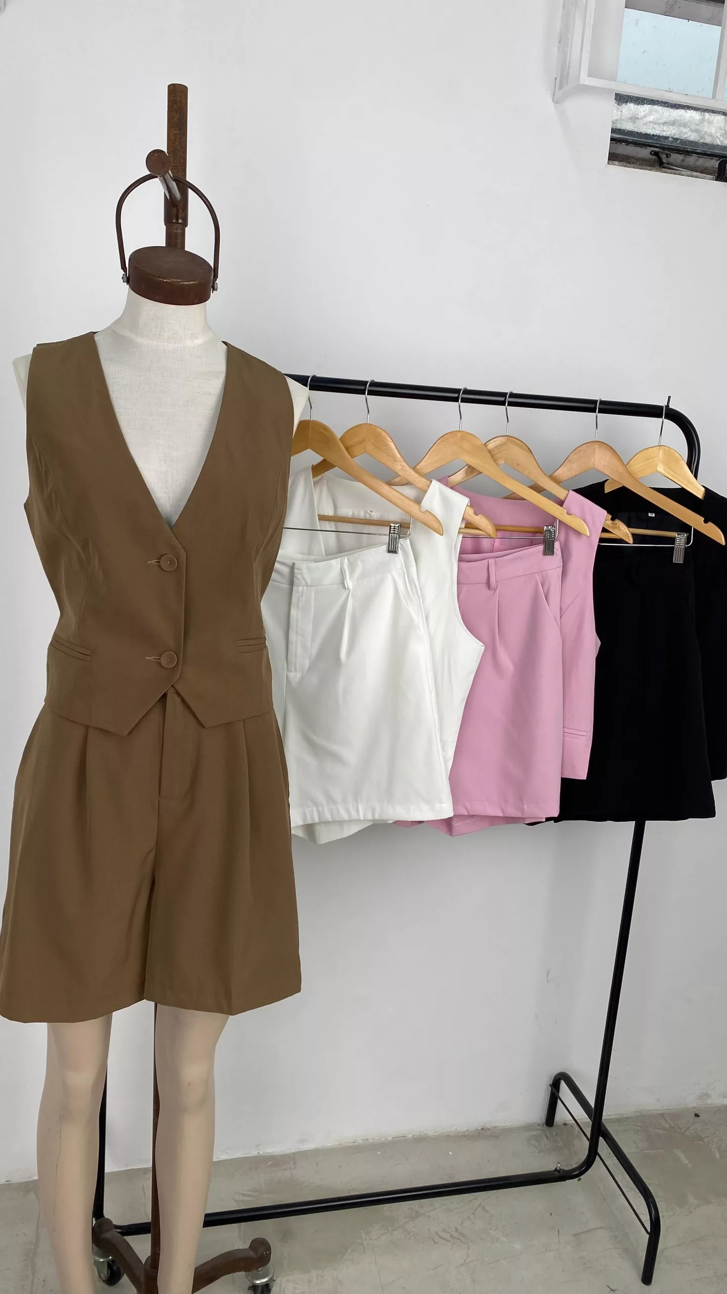 IMPS314 - Conjunto Cecily Chaleco y Bermuda Sastrero