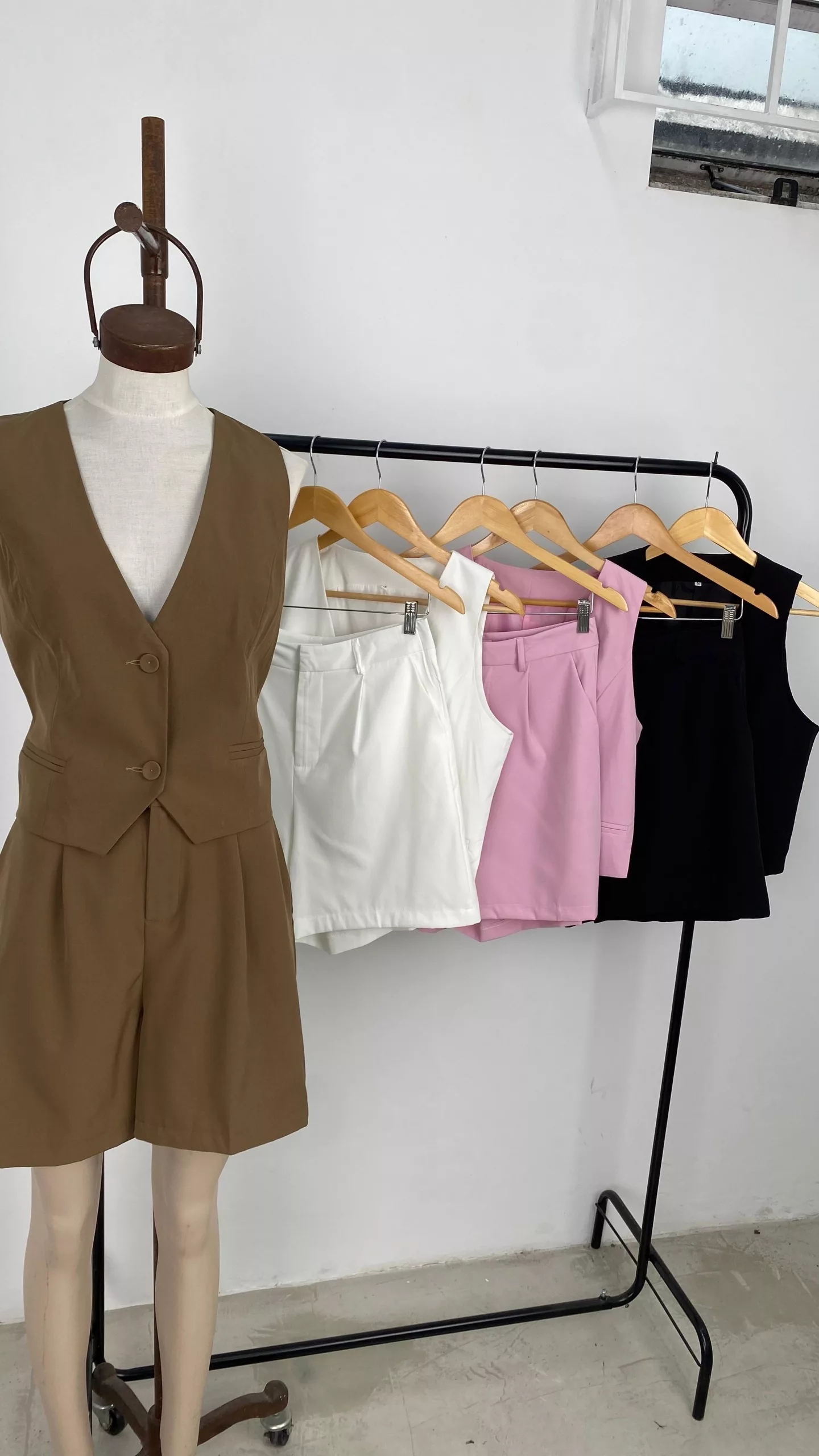 IMPS314 - Conjunto Cecily Chaleco y Bermuda Sastrero - Imagen 2