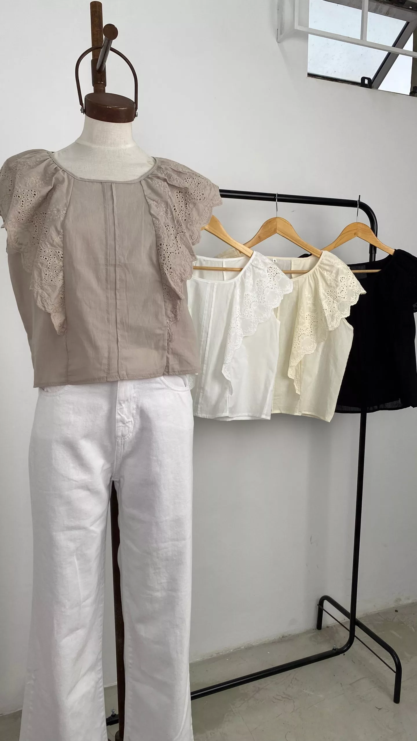 IMPS302 - Blusa Willow Cuello Redondo Con Volados