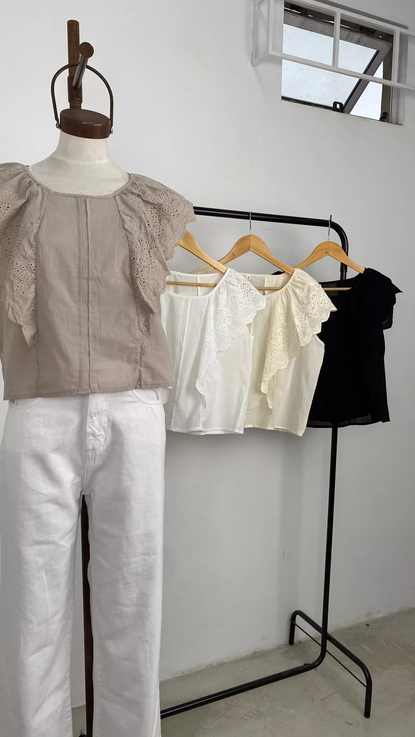 IMPS302 - Blusa Willow Cuello Redondo Con Volados - Imagen 2