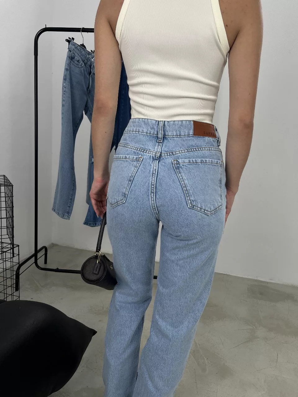 SD446 - Straight Cropped Denim Celeste Rígido (Canela) - Imagen 4