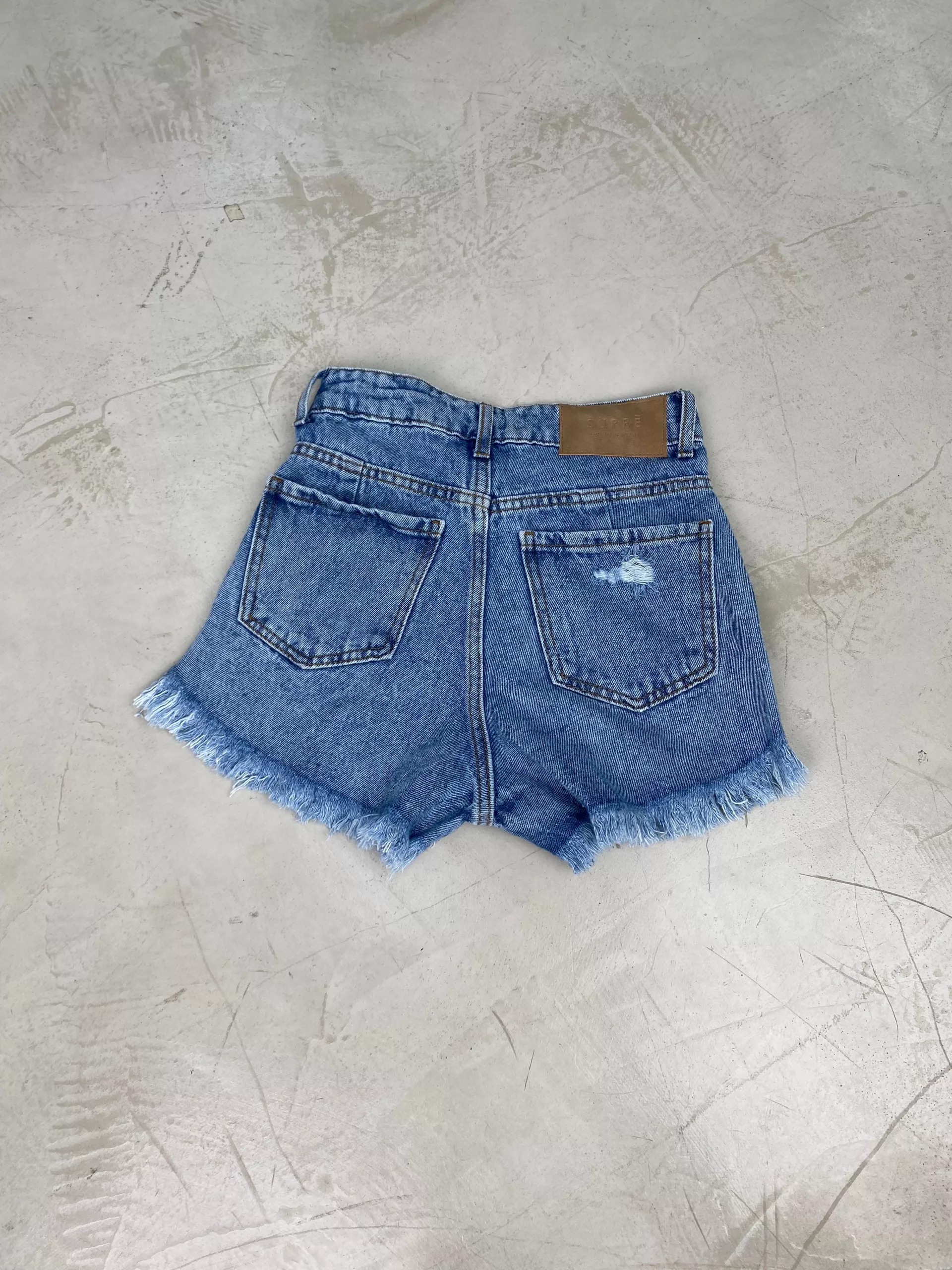 SD448 - Short Denim Celeste Rígido Desflecado Con Roturas (Eden) - Imagen 2