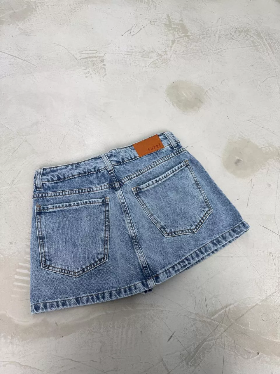 SD431 - Mini Skort Tiro Bajo Denim Celeste Rígido (Florencia) - Imagen 2