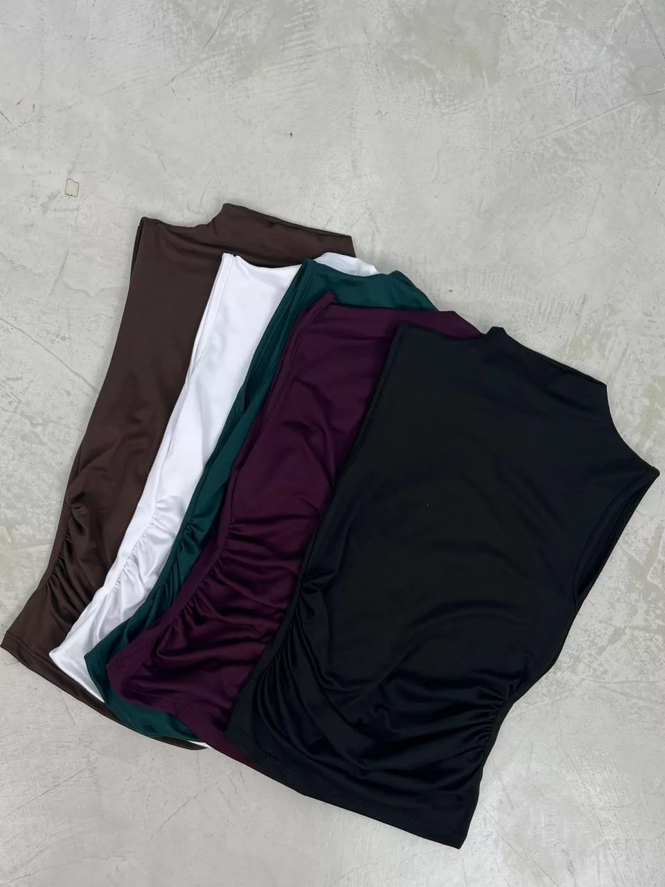 T839 - Musculosa Lavinia Cuello Alto Frunce Lateral Modal Soft