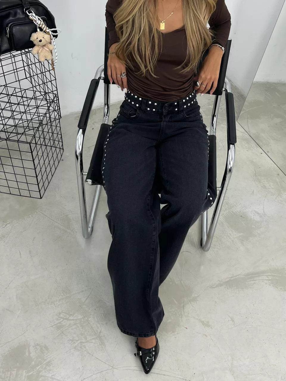 SD452 - Wide Leg Tachitas Lateral Y Cintura Bigotes Gris Rígido (Genux) - Imagen 2