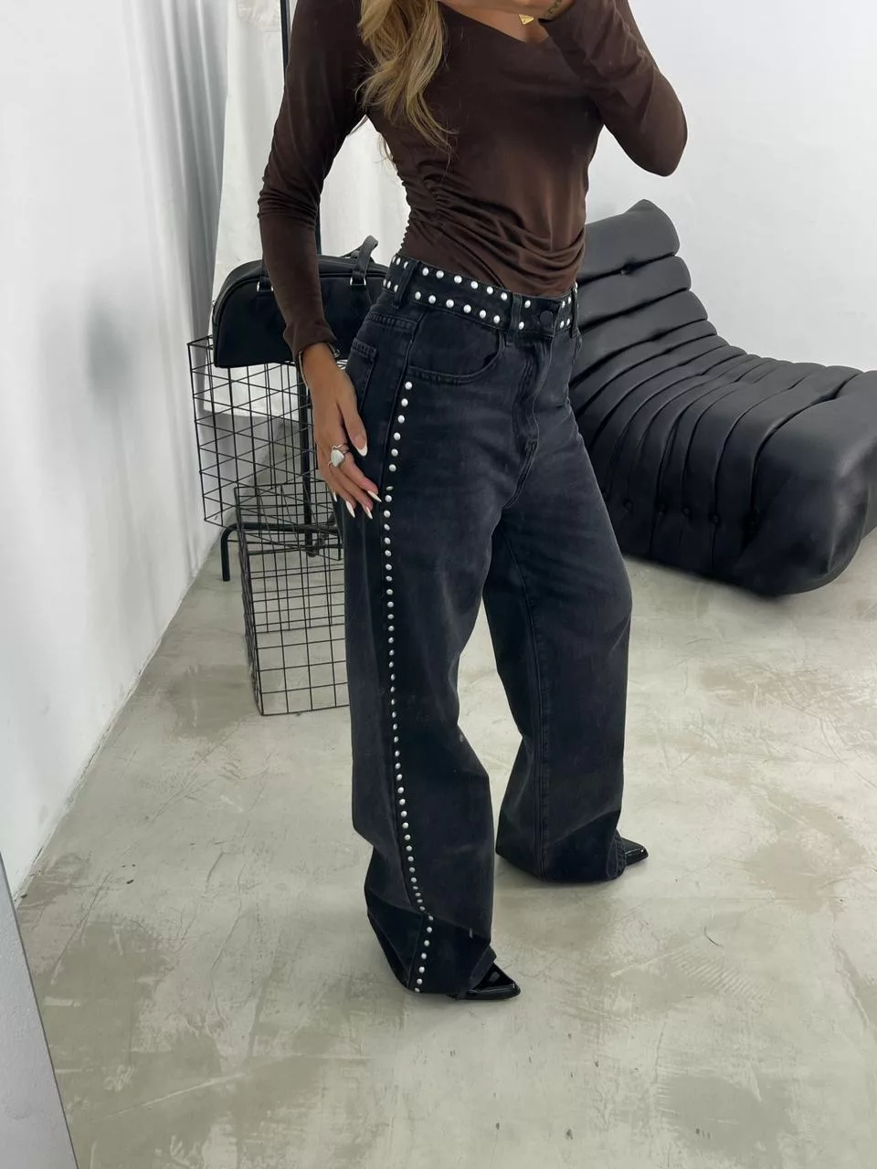 SD452 - Wide Leg Tachitas Lateral Y Cintura Bigotes Gris Rígido (Genux)