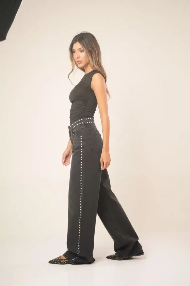 SD452 - Wide Leg Tachitas Lateral Y Cintura Bigotes Gris Rígido (Genux)