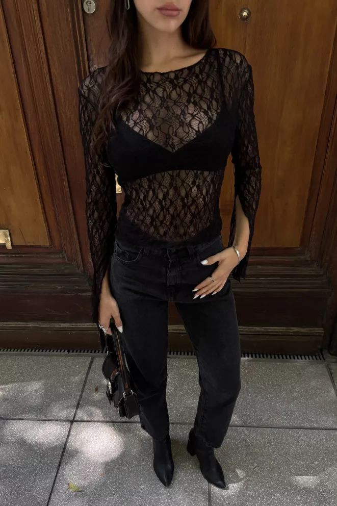 R214 - 778	Top Aloria Cuello Bote Manga Larga Encaje