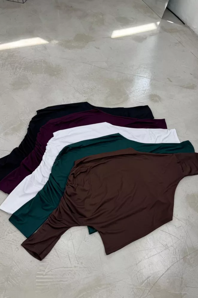 T836 - Camiseta Darlene Cuello Bote Asimetrico Manga Larga Modal Soft