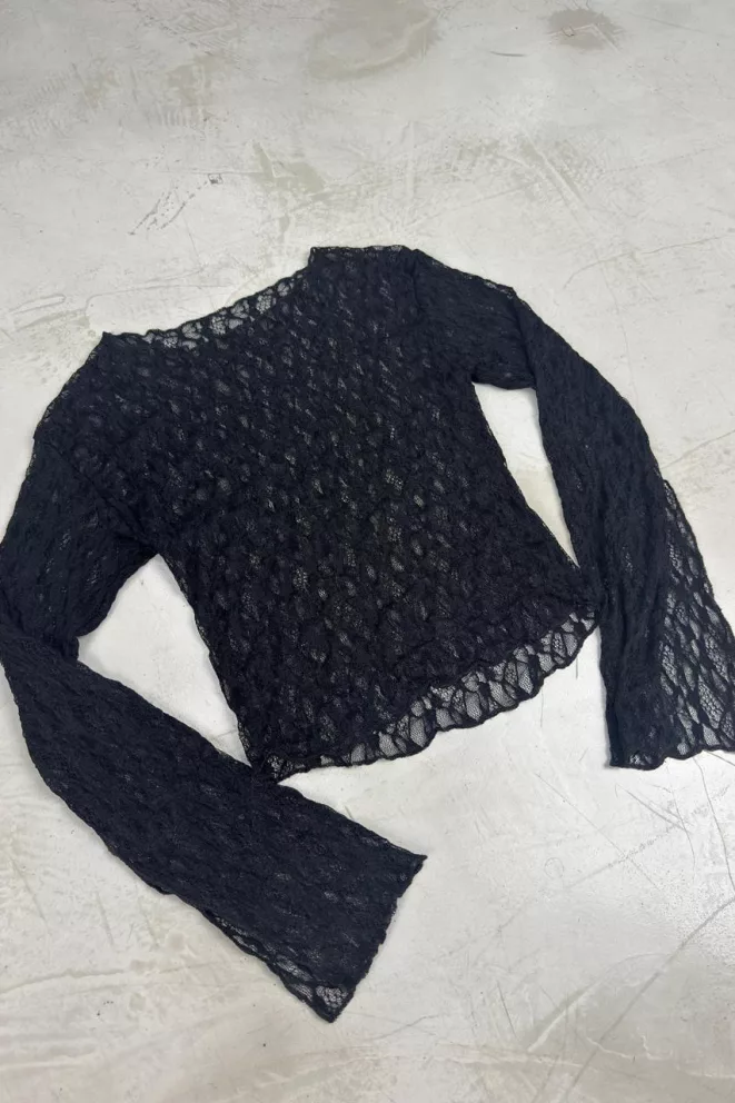 R214 - 778	Top Aloria Cuello Bote Manga Larga Encaje