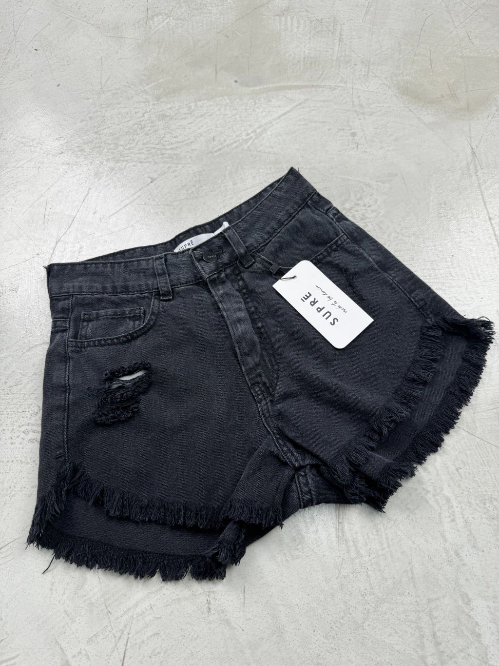 SD374 - Short Denim Negro Rigido Desflecado Con Roturas (Laisa)