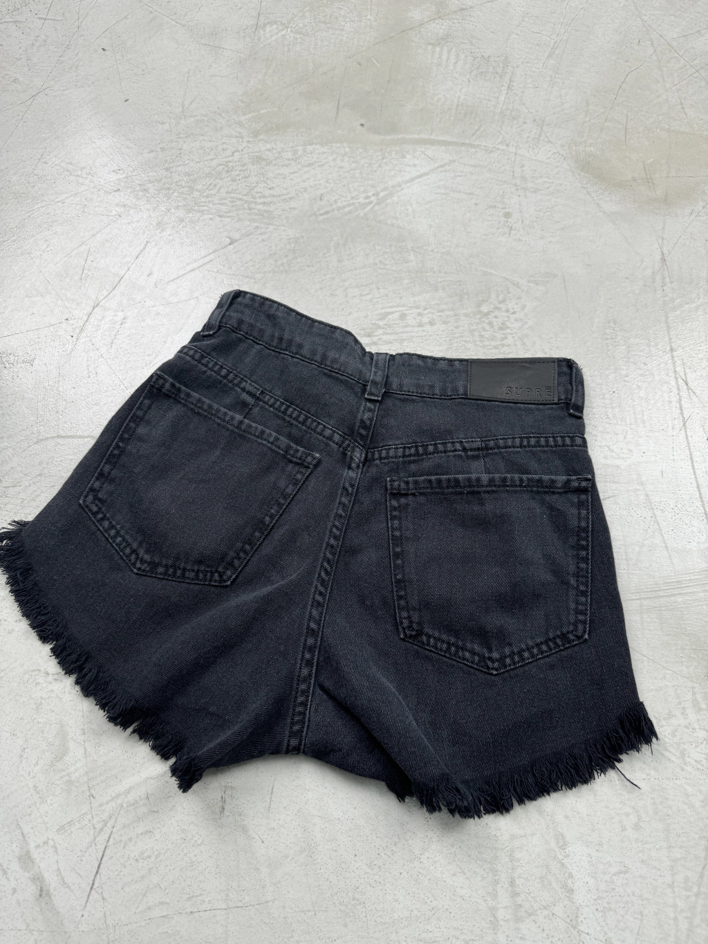 SD374 - Short Denim Negro Rigido Desflecado Con Roturas (Laisa) - Imagen 2