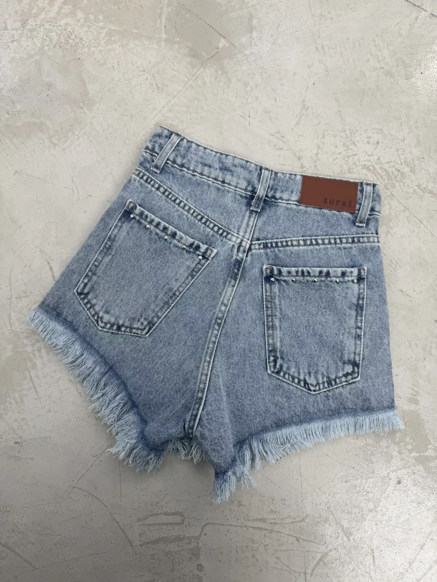 SD476 - Short Denim Celeste Rígido Tachitas (Petal) - Imagen 3
