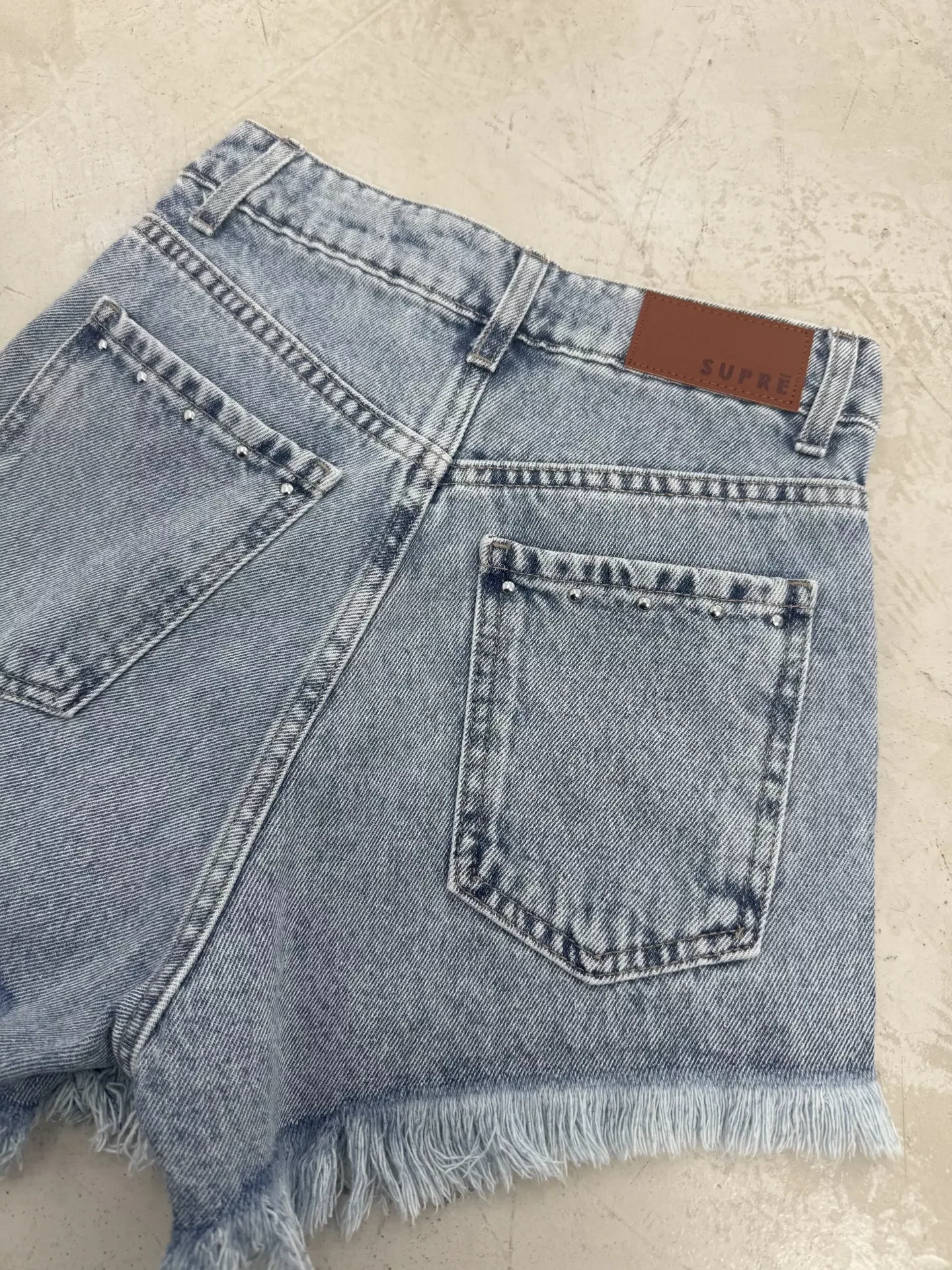 SD476 - Short Denim Celeste Rígido Tachitas (Petal) - Imagen 4