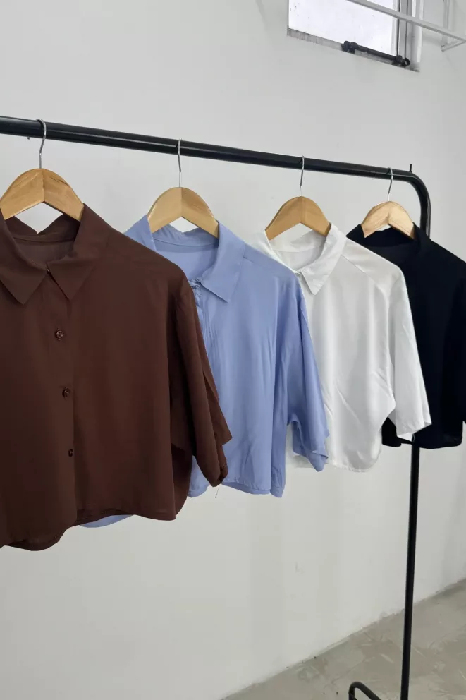 C115 - Camisa Abril Crop Manga Corta Poplin Liso