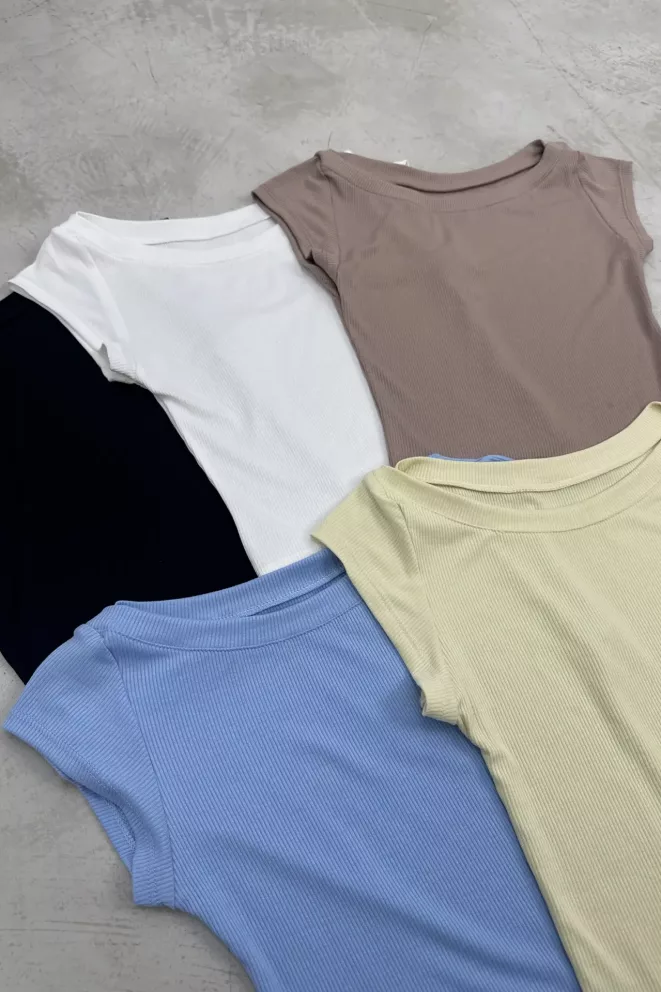 T840 - Remera Calyra Basica Cuello Bote Superpuesto Morley