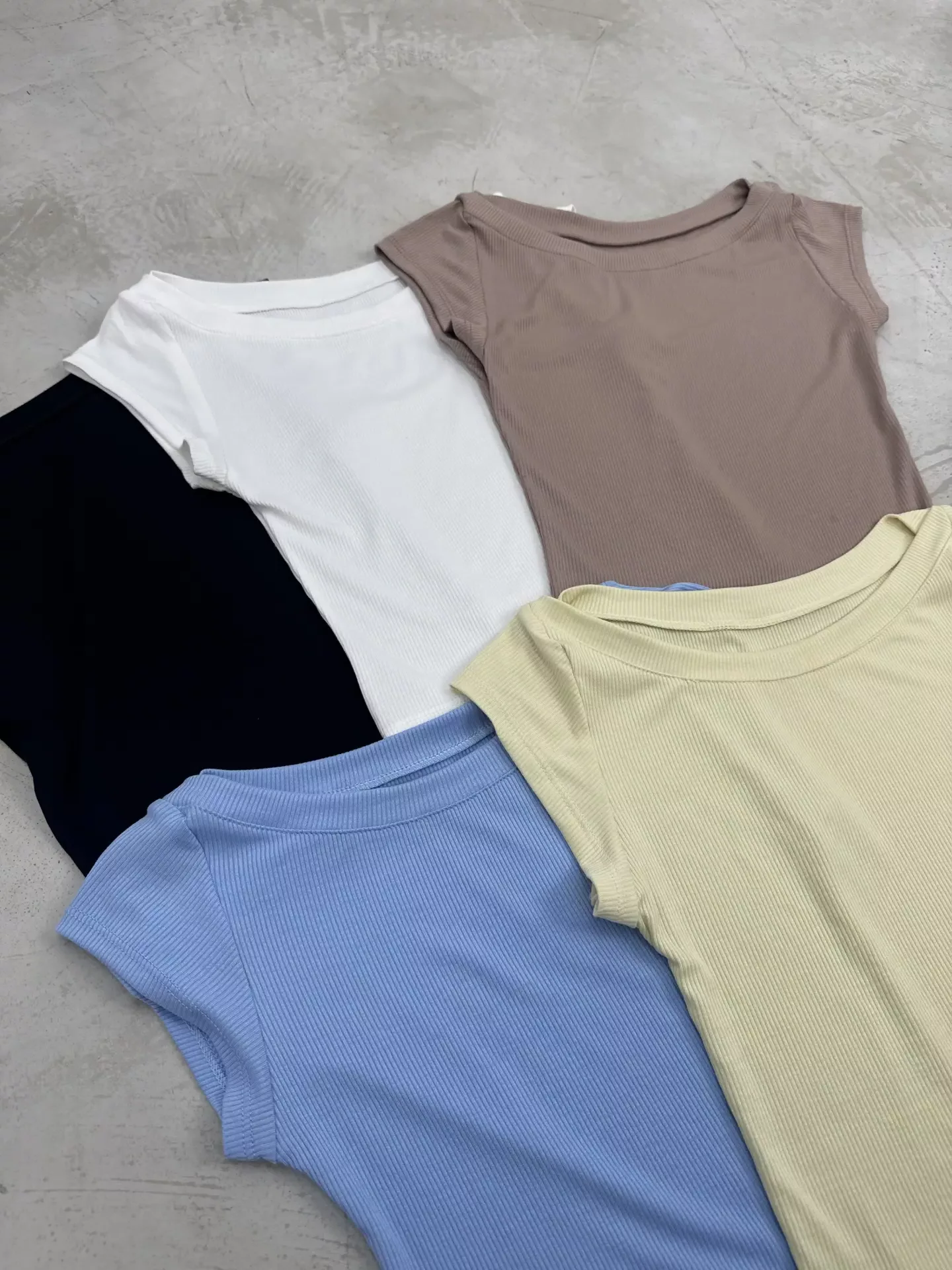 T840 - Remera Calyra Basica Cuello Bote Superpuesto Morley