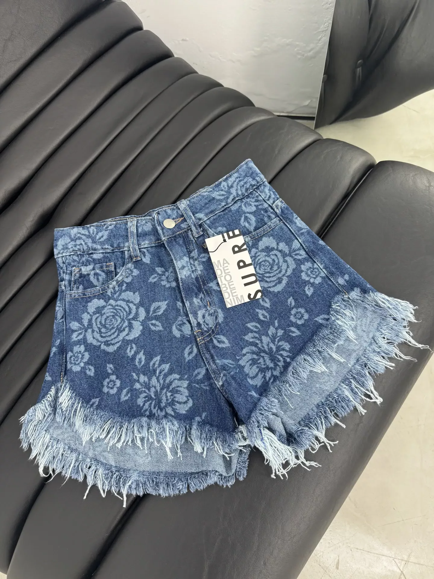 SD477 - Short Denim Desflecado Estampado Azul (Flowers)