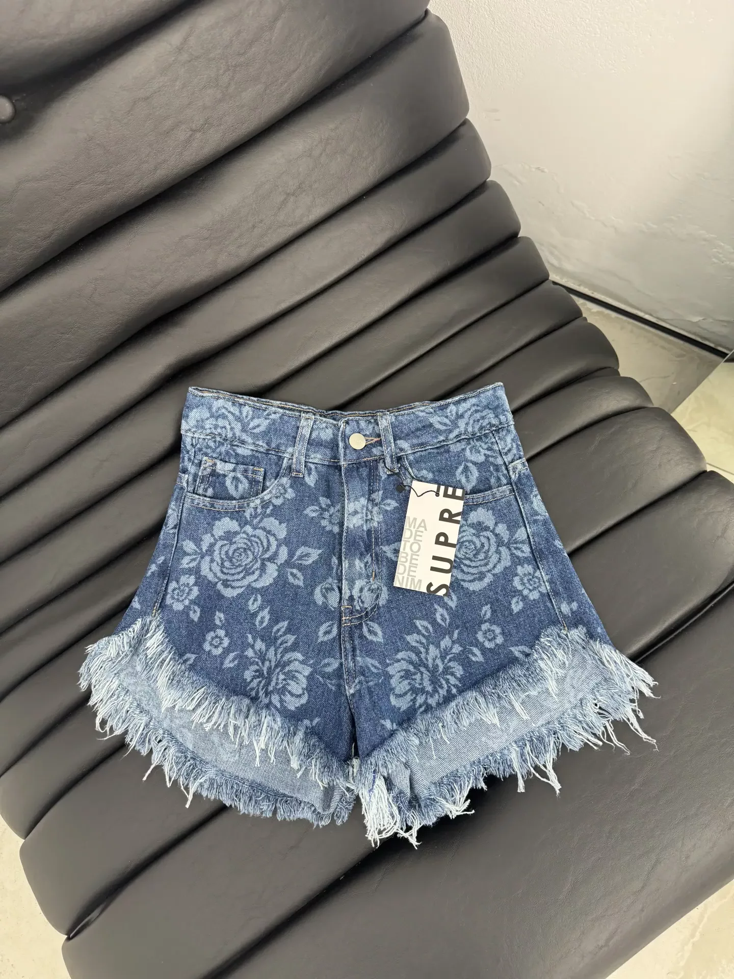 SD477 - Short Denim Desflecado Estampado Azul (Flowers) - Imagen 2