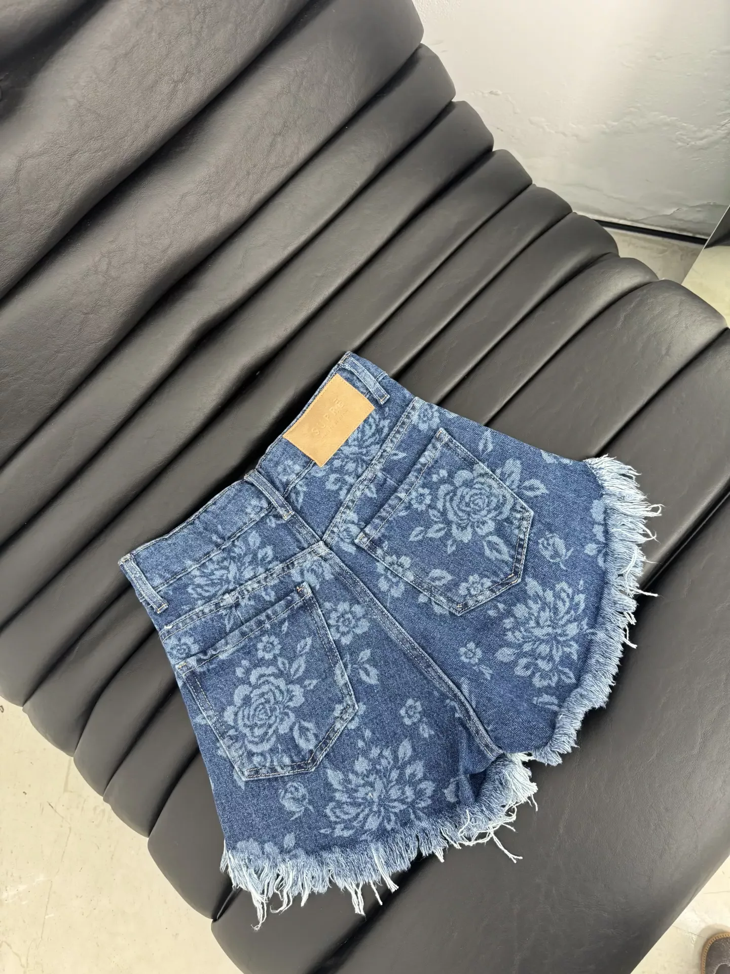 SD477 - Short Denim Desflecado Estampado Azul (Flowers) - Imagen 3
